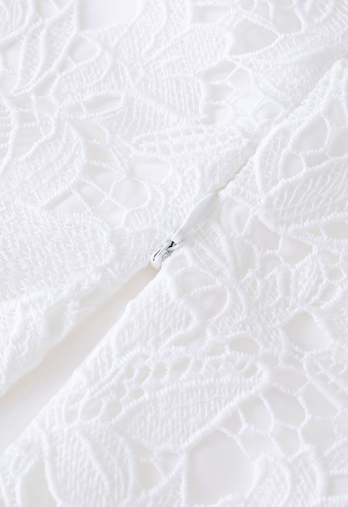 Haut court en dentelle au crochet Lily en blanc