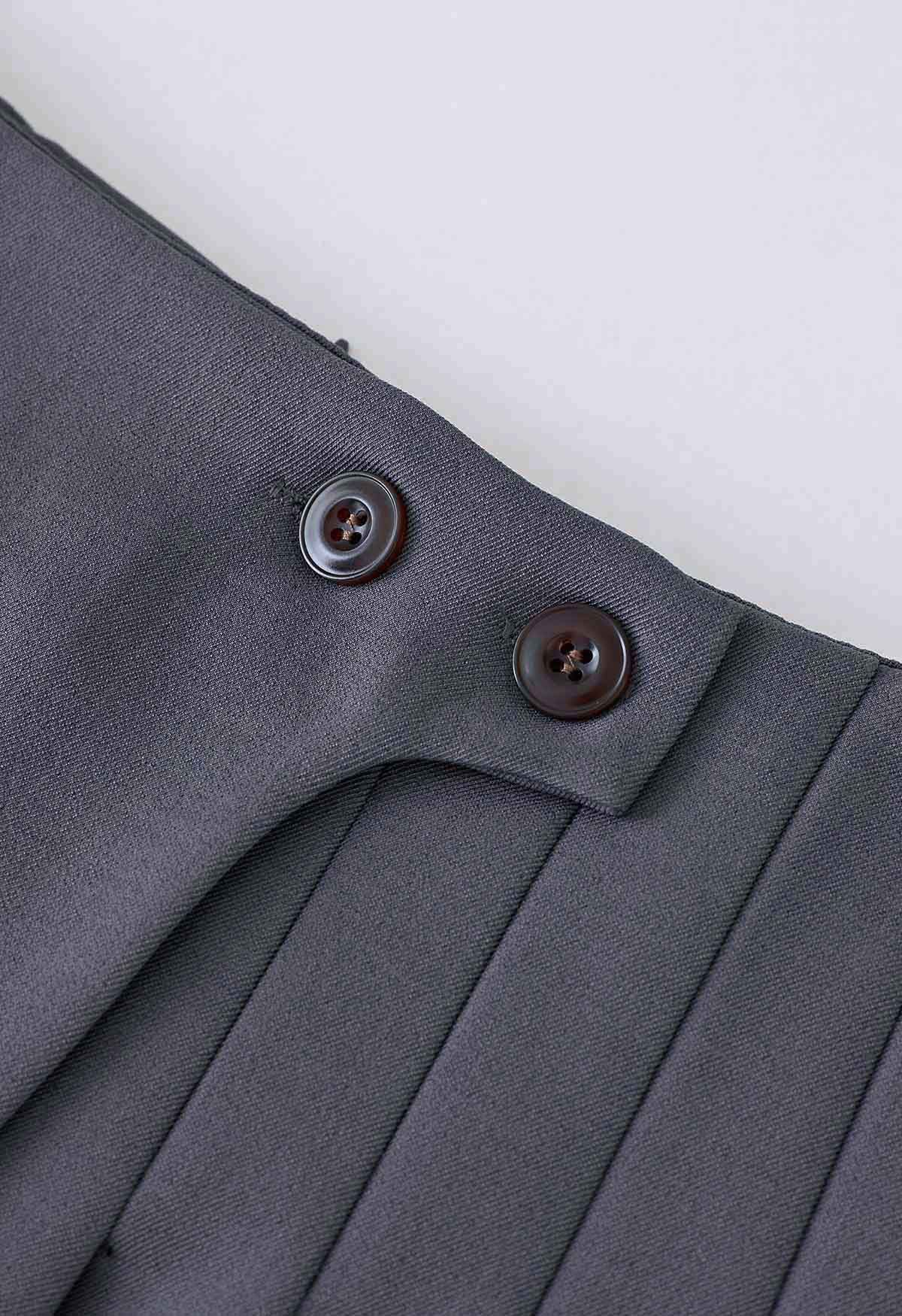 Mini-jupe plissée à deux boutons en gris