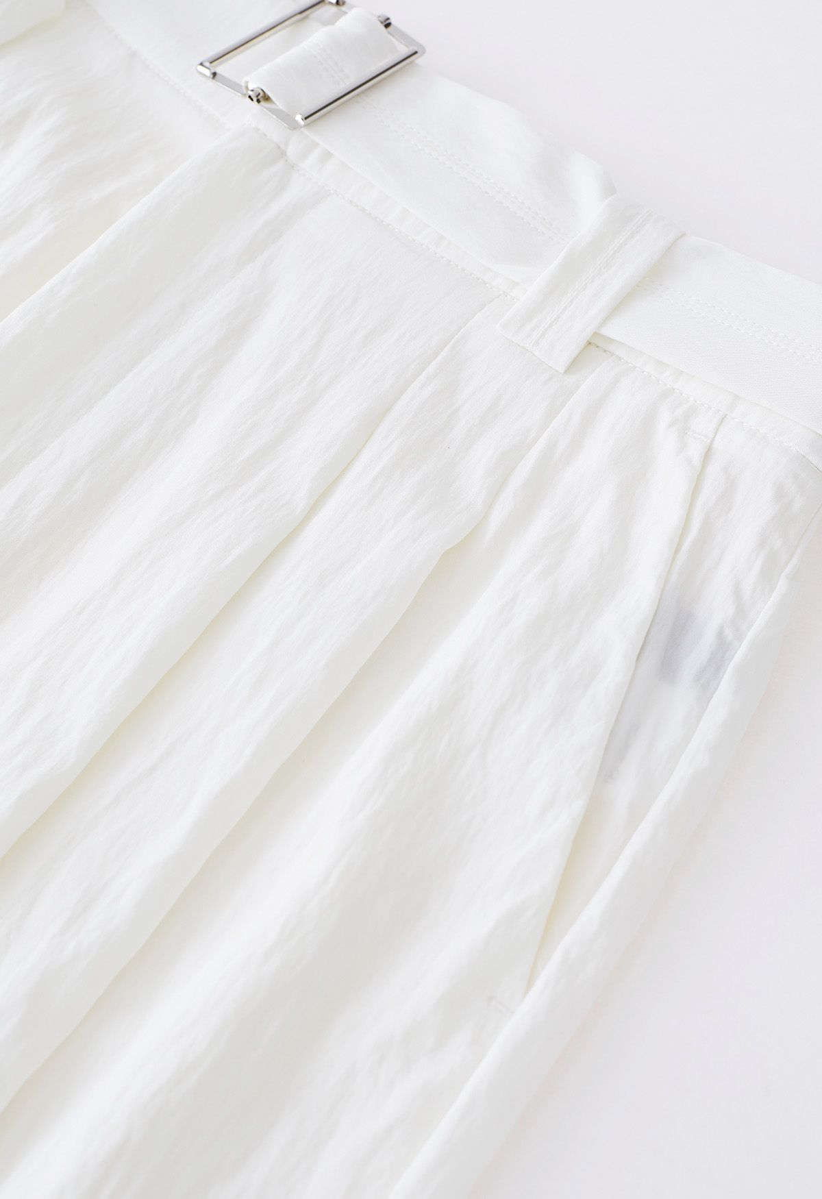 Pantalon droit à ceinture drapée et poche latérale en blanc