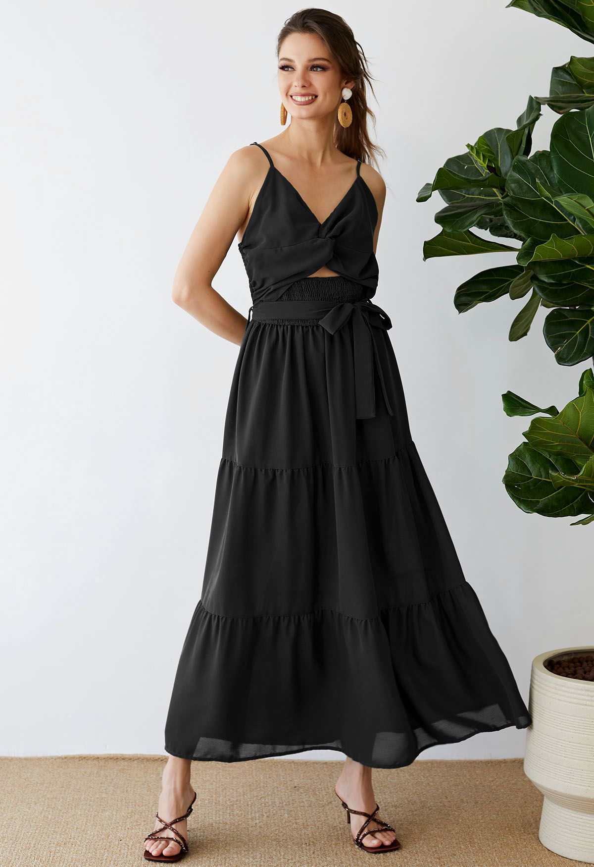 ROBE MAXI CAMI FRONCÉE À DÉCOUPES TORSES EN NOIR