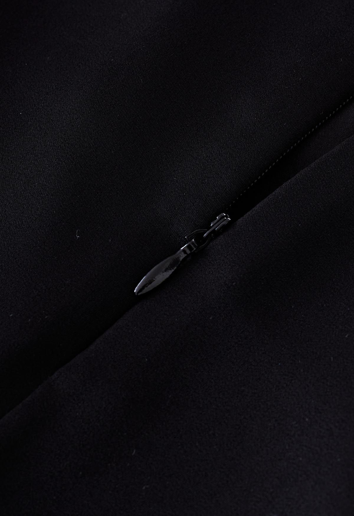 Jupe mi-longue en satin à rabat asymétrique à taille nouée en noir