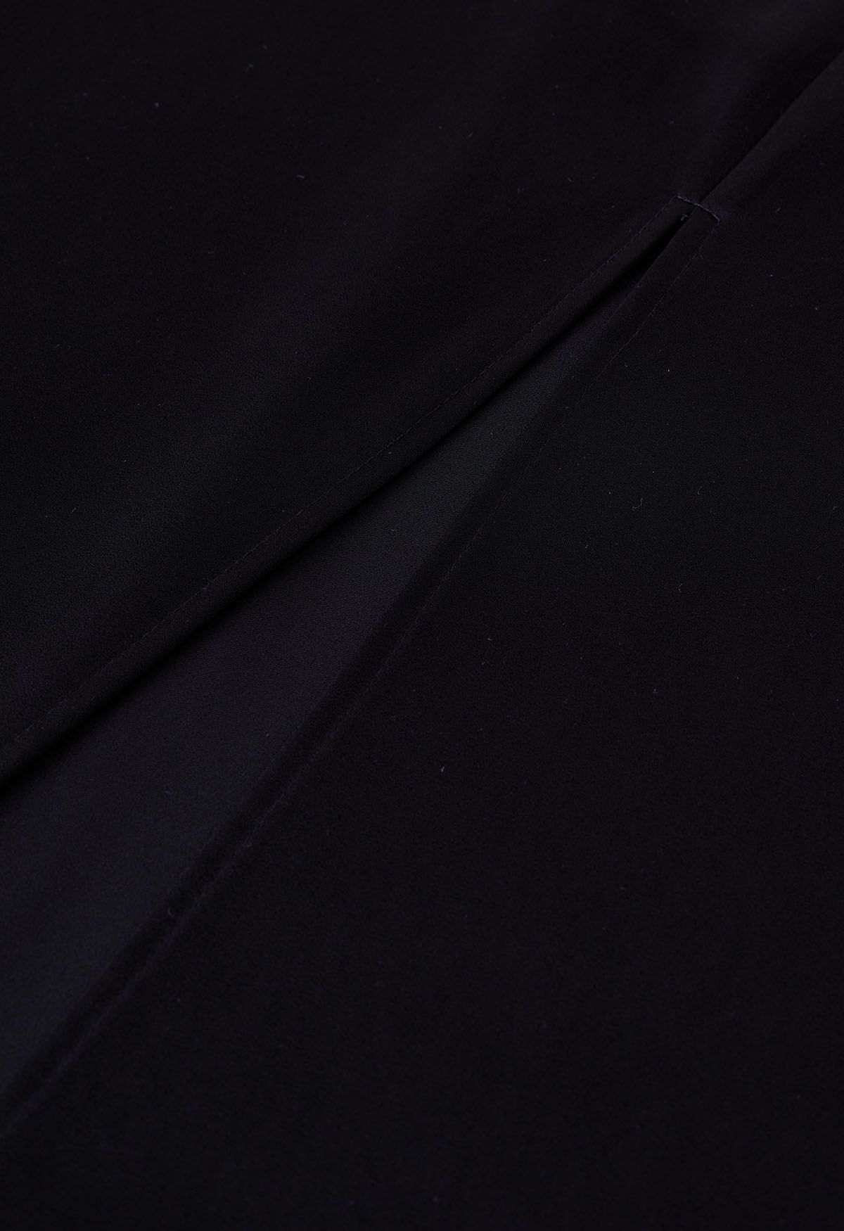 Jupe mi-longue en satin à rabat asymétrique à taille nouée en noir