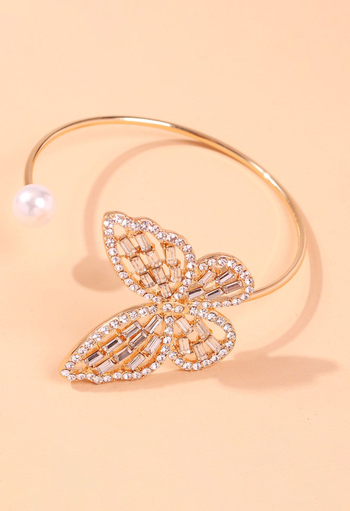 Bracelet jonc perle papillon évidé en or