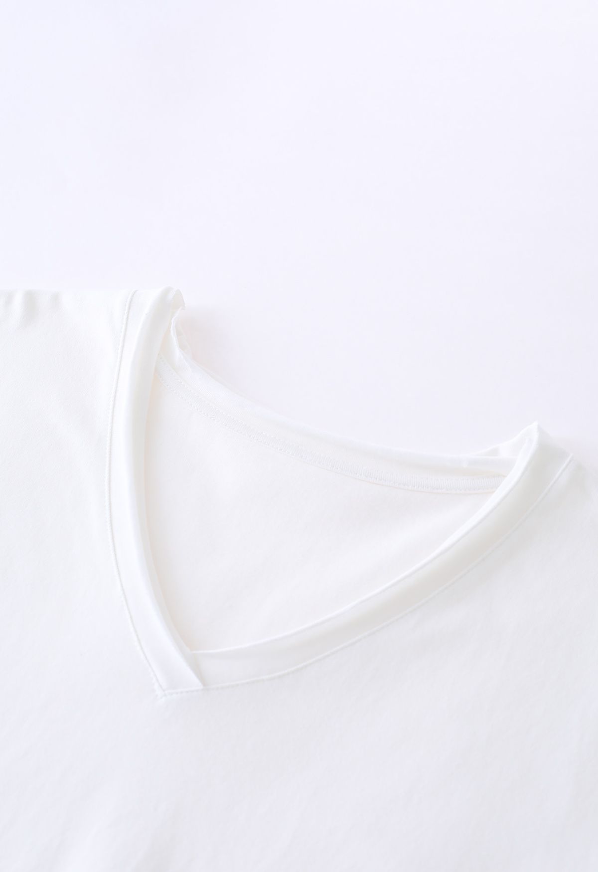 T-shirt à coupe brute et poche plaquée à encolure en V en blanc