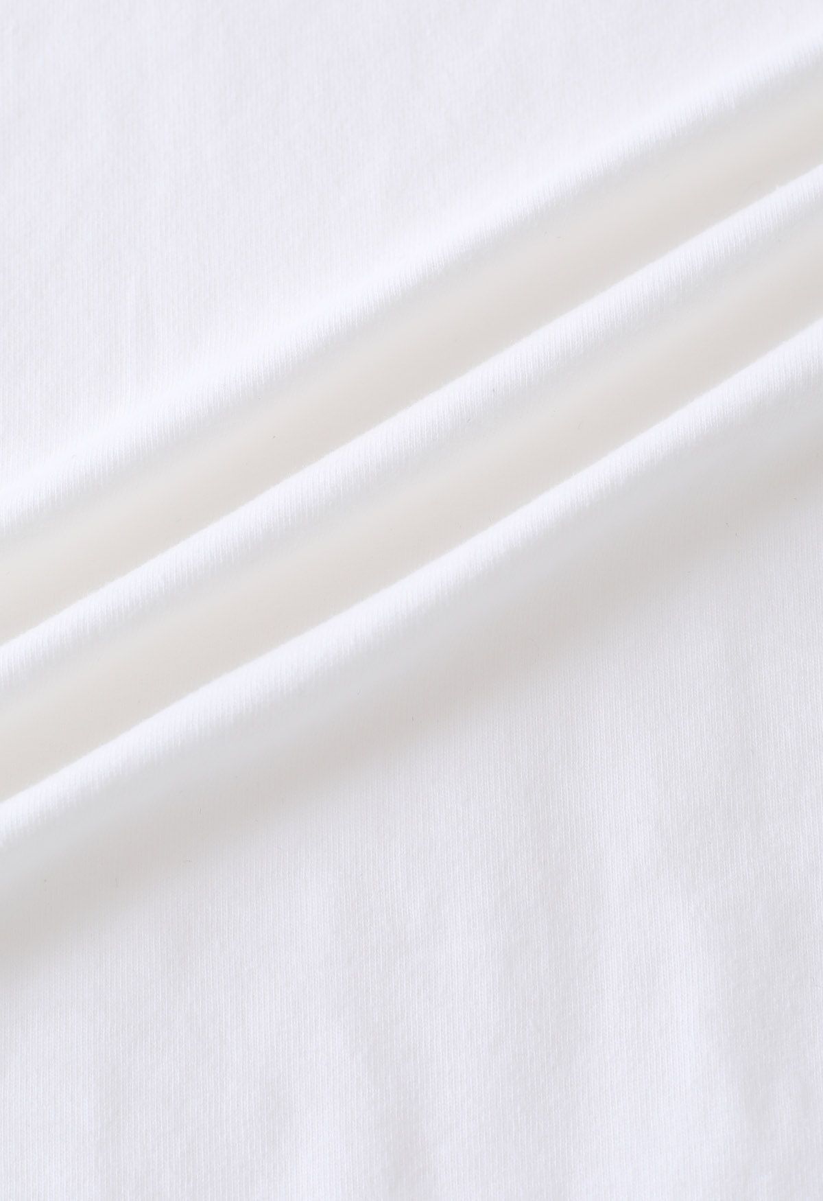 T-shirt à coupe brute et poche plaquée à encolure en V en blanc