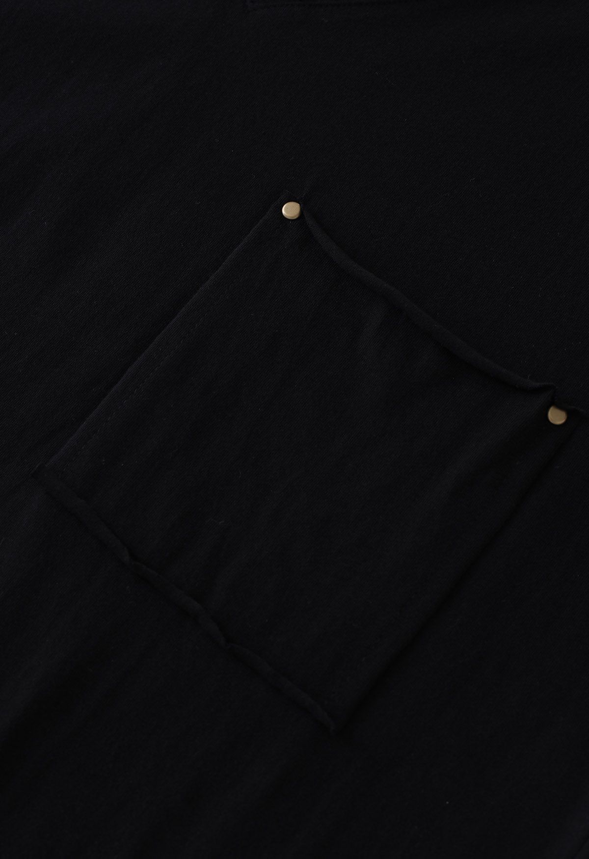 T-shirt à coupe brute avec poche plaquée et encolure en V en noir