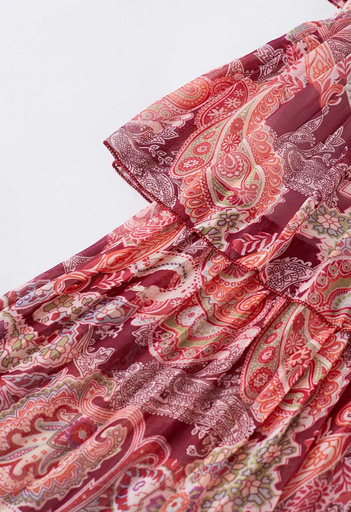 Robe en mousseline à volants et ceinture imprimée Paisley en rouge