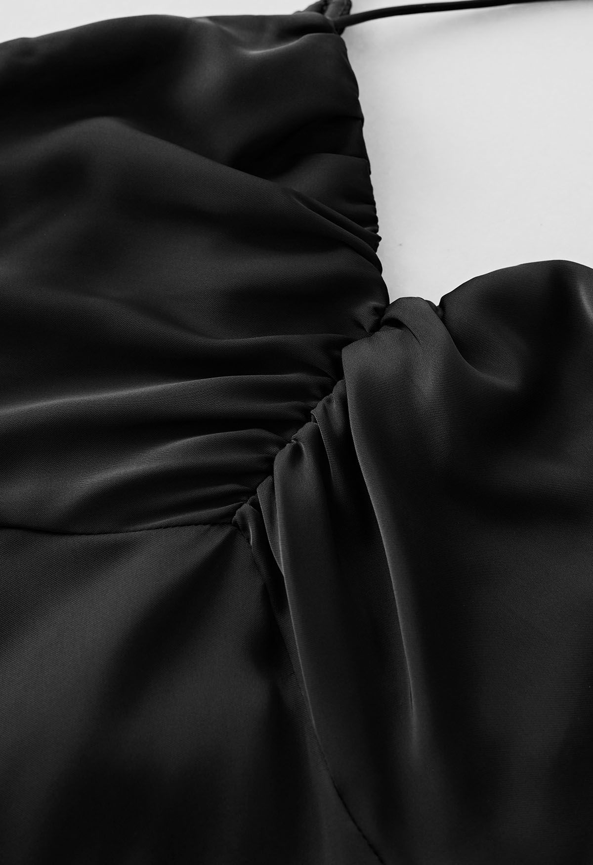 Robe en satin à lacets croisés dans le dos en noir