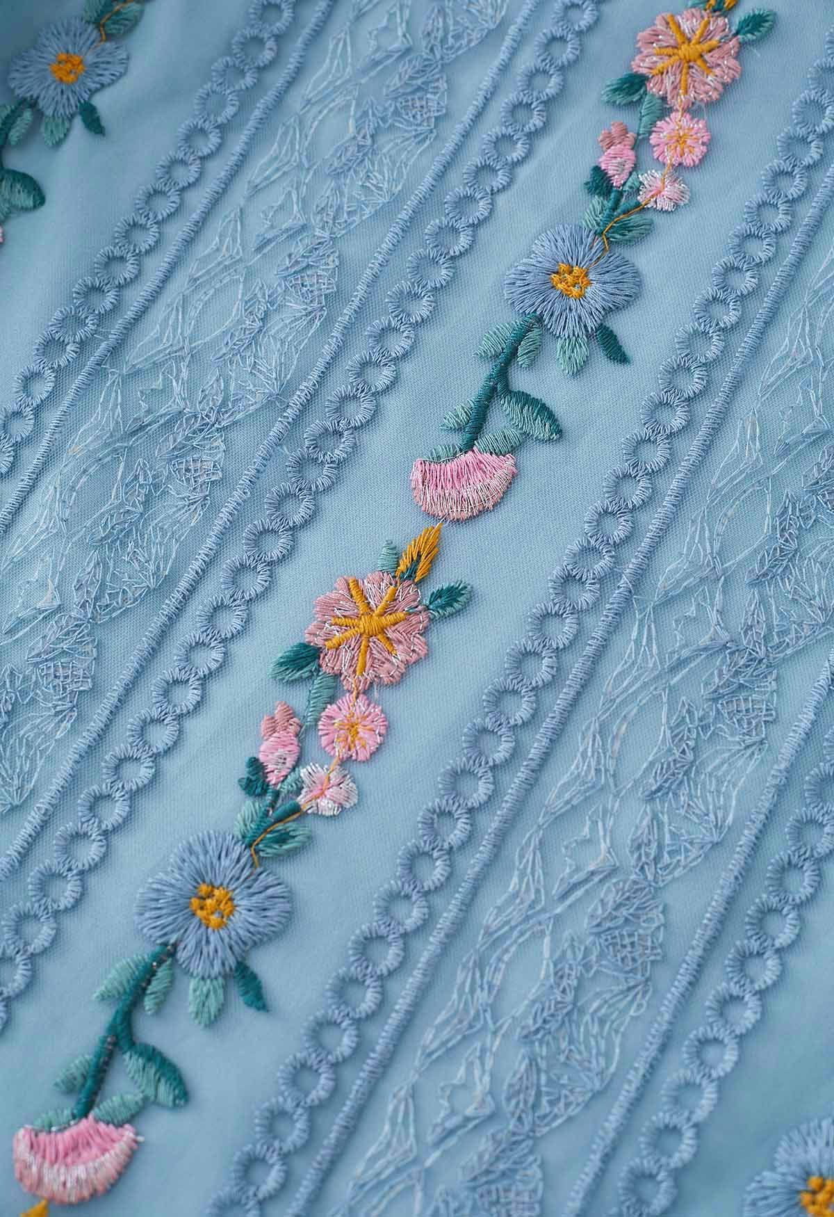 Jupe en maille brodée de chaîne de fleurs en bleu poussiéreux