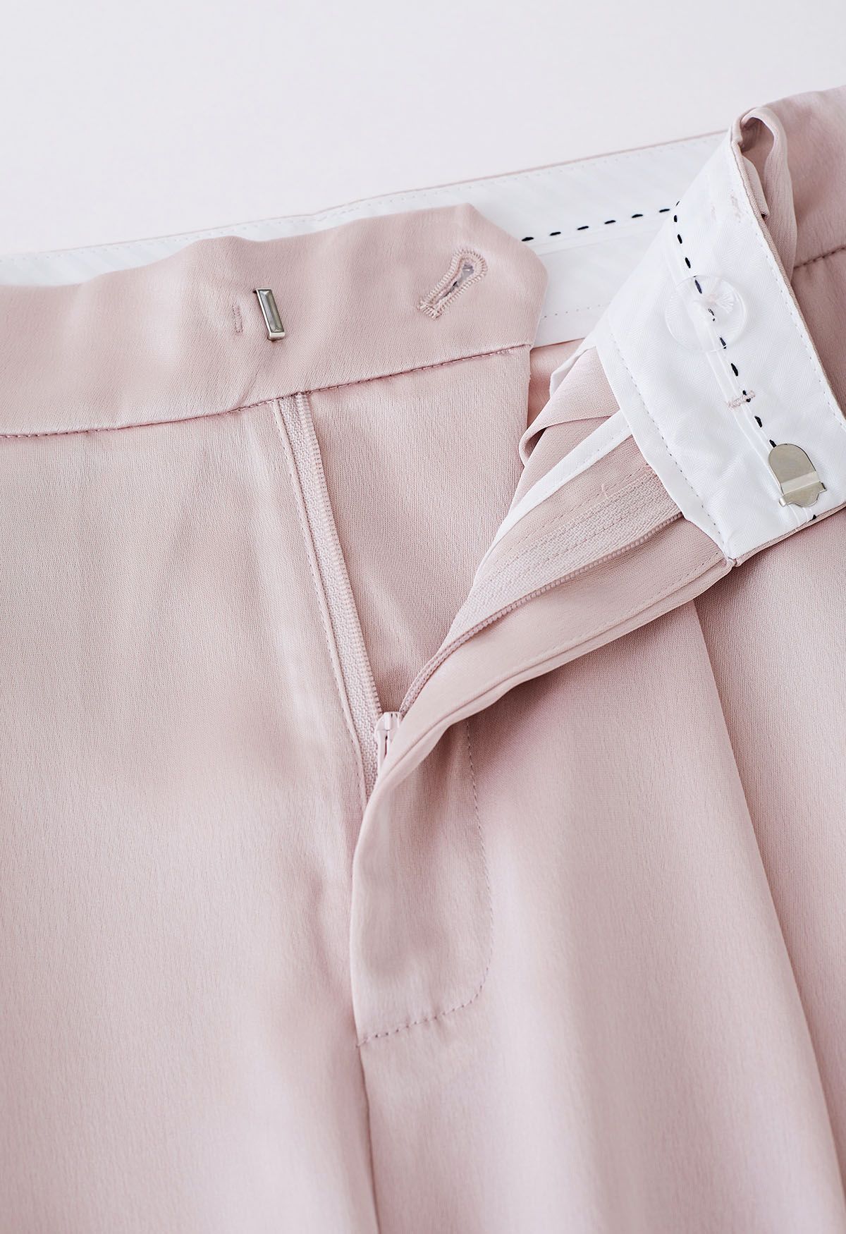 Pantalon droit en satin avec ceinture en similicuir rose