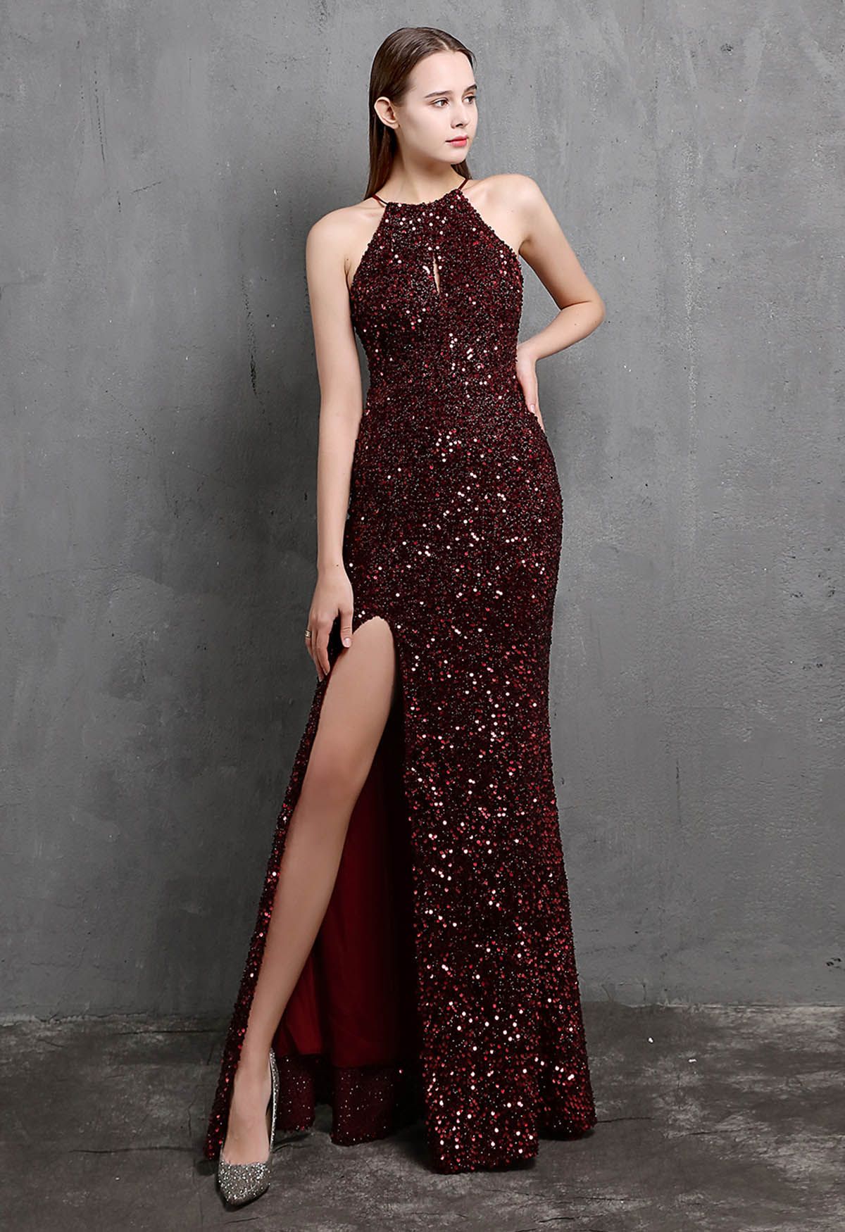 Robe Sirène Fendue à Paillettes et Découpe à Col Halter en Bordeaux