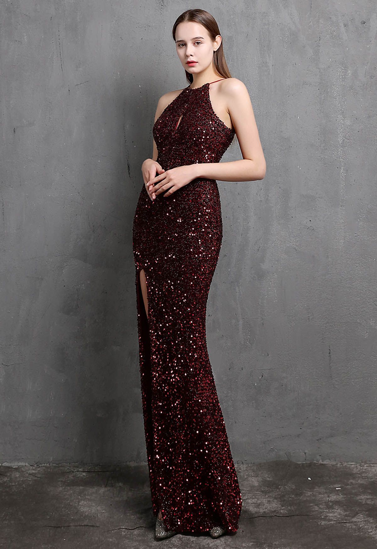 Robe Sirène Fendue à Paillettes et Découpe à Col Halter en Bordeaux