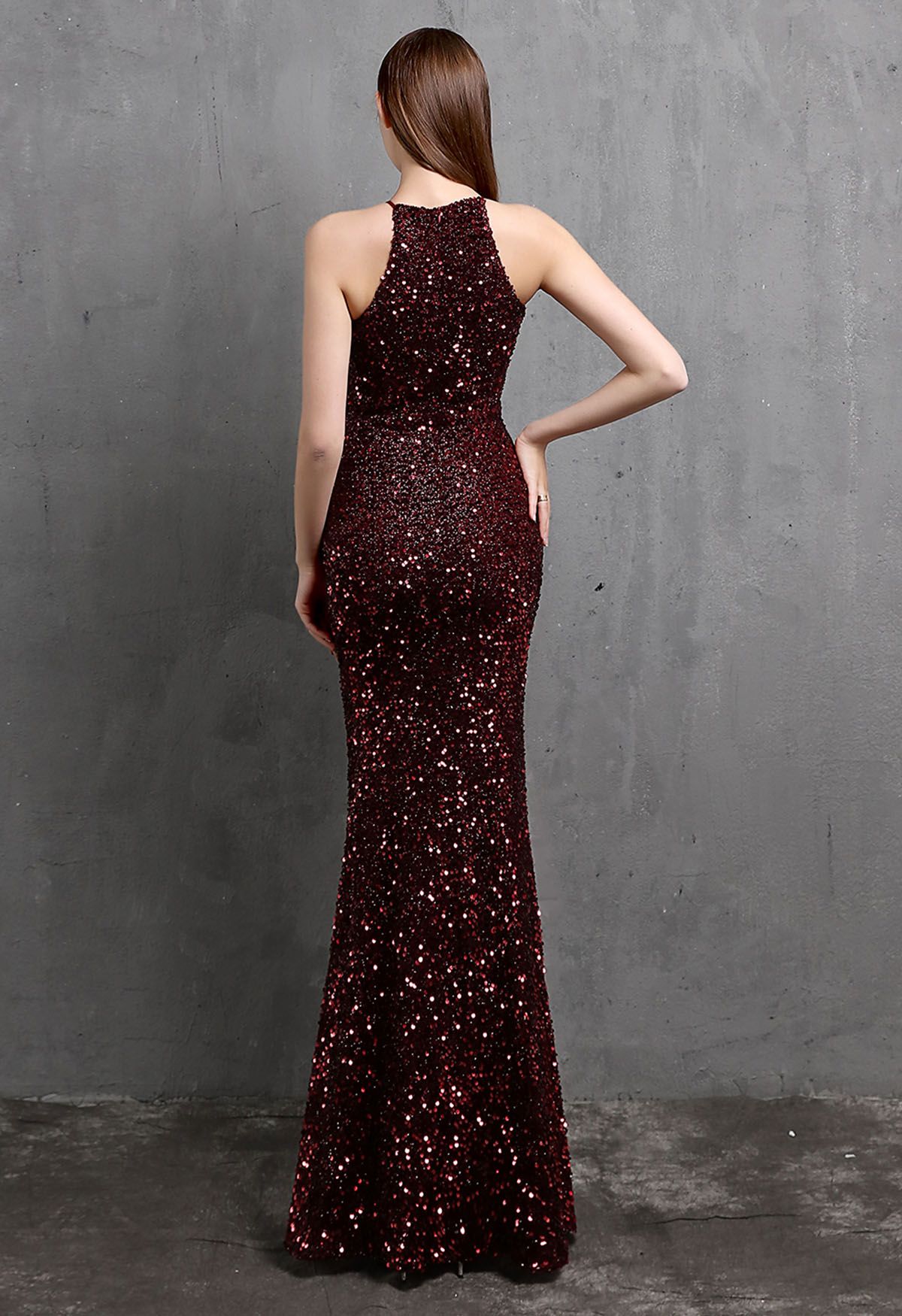 Robe Sirène Fendue à Paillettes et Découpe à Col Halter en Bordeaux