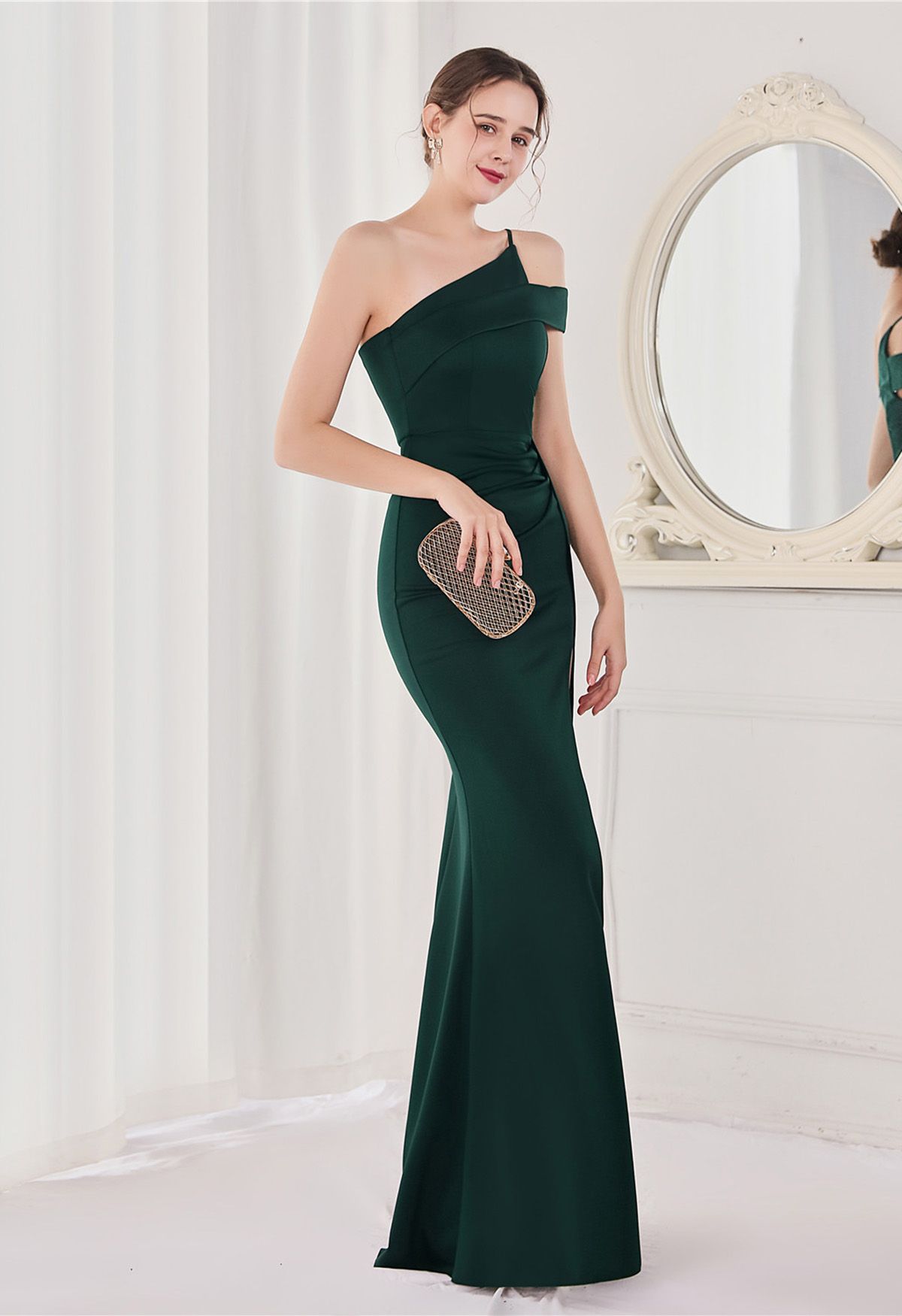 Robe sirène en satin à une épaule et fente haute en vert foncé