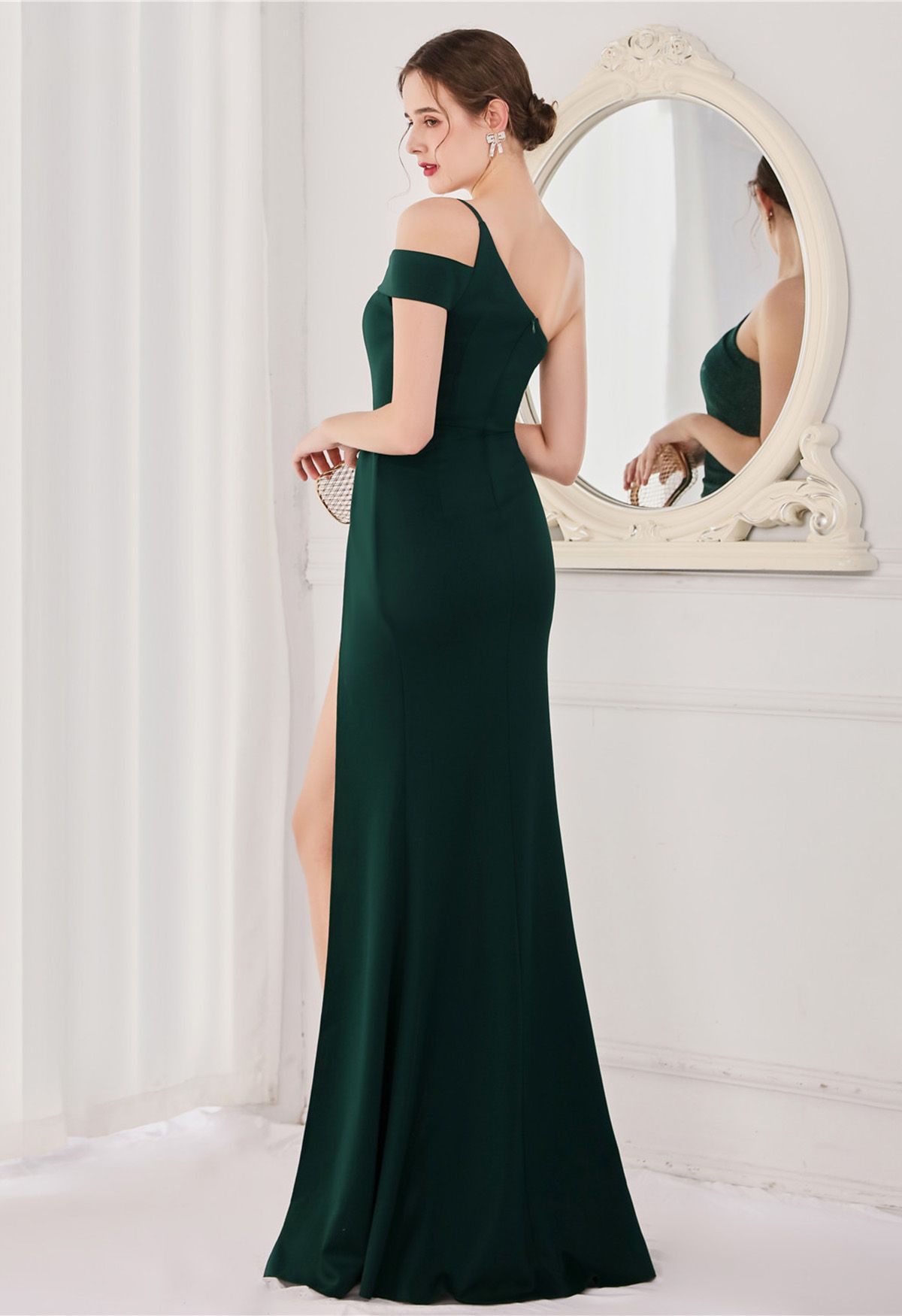 Robe sirène en satin à une épaule et fente haute en vert foncé