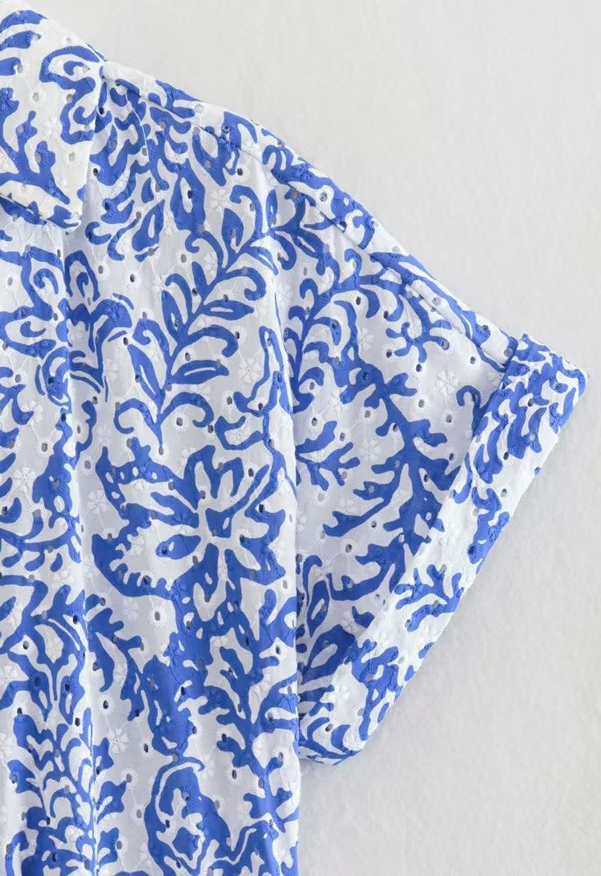 Robe bleue brodée d'œillets à découpes florales dans le dos