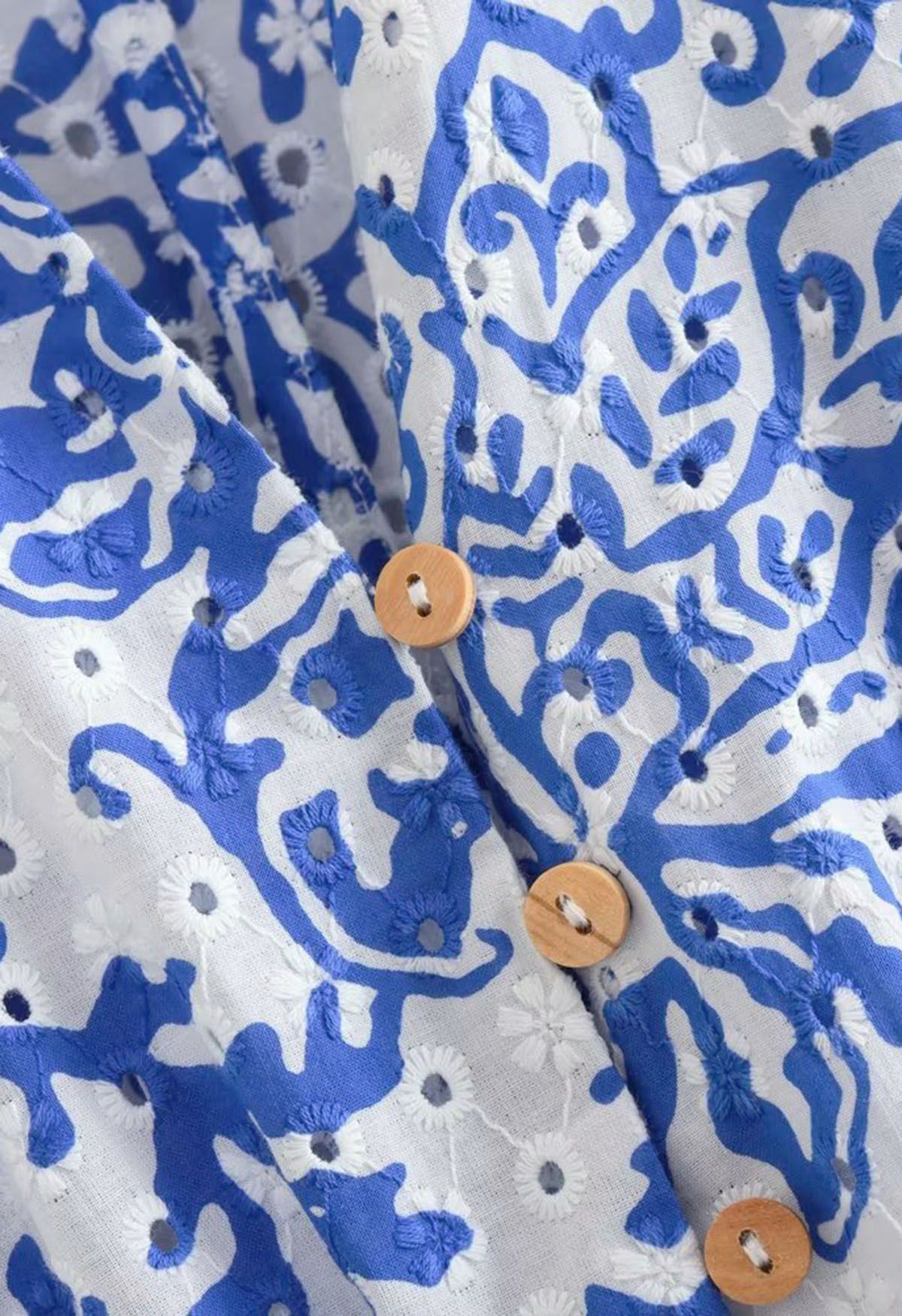 Robe bleue brodée d'œillets à découpes florales dans le dos