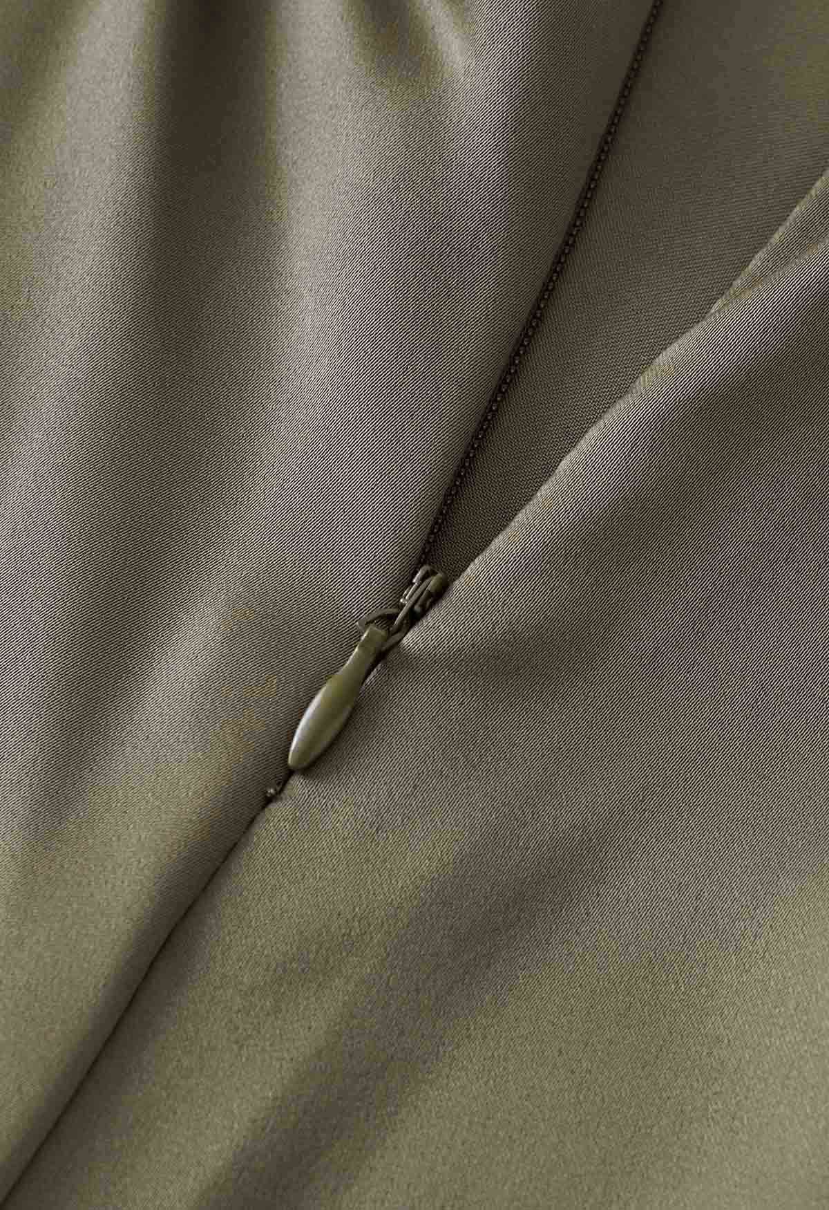 Robe caraco en satin torsadé sur le côté avec encolure en cœur en olive