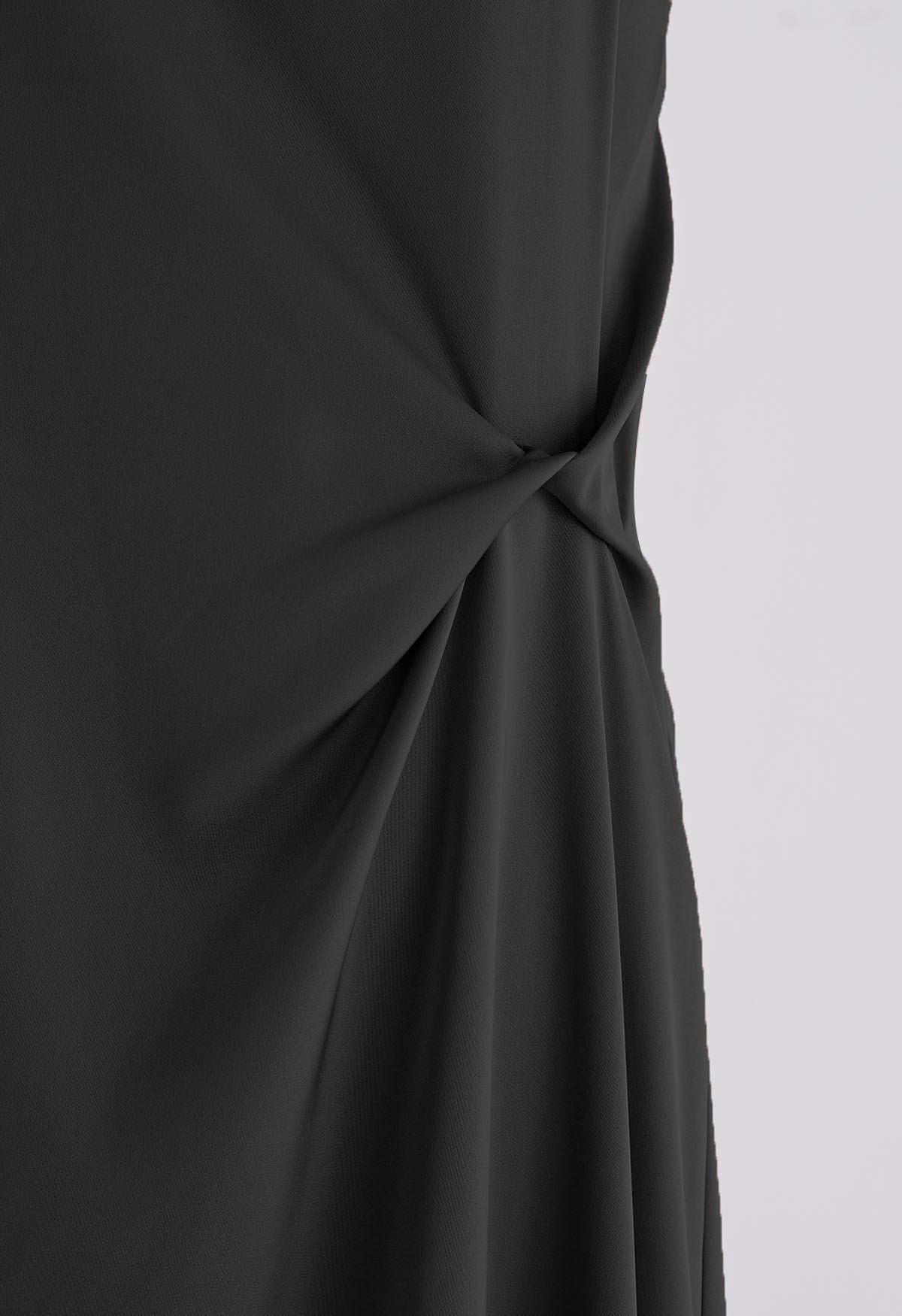 Robe caraco en satin torsadé sur le côté avec col en cœur en noir