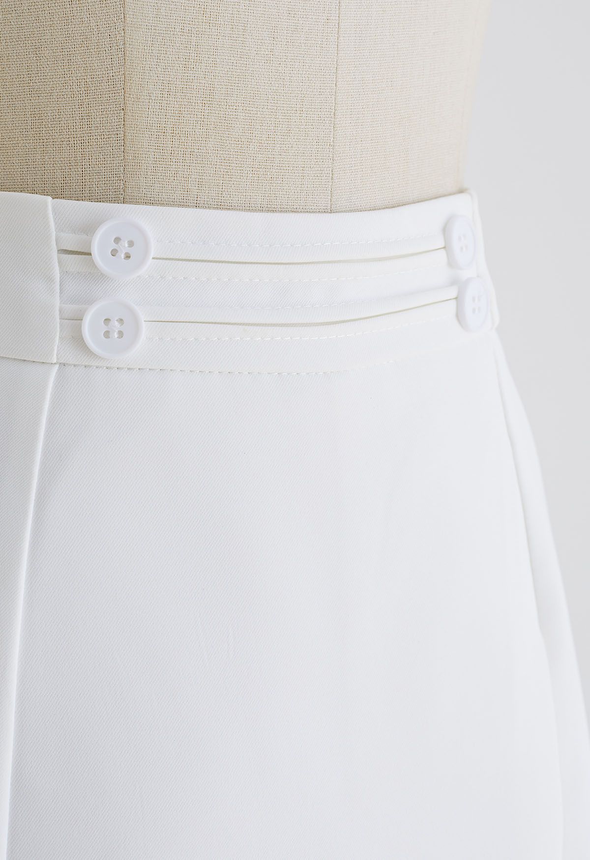 Jupe-short à rabat décoré de boutons en blanc