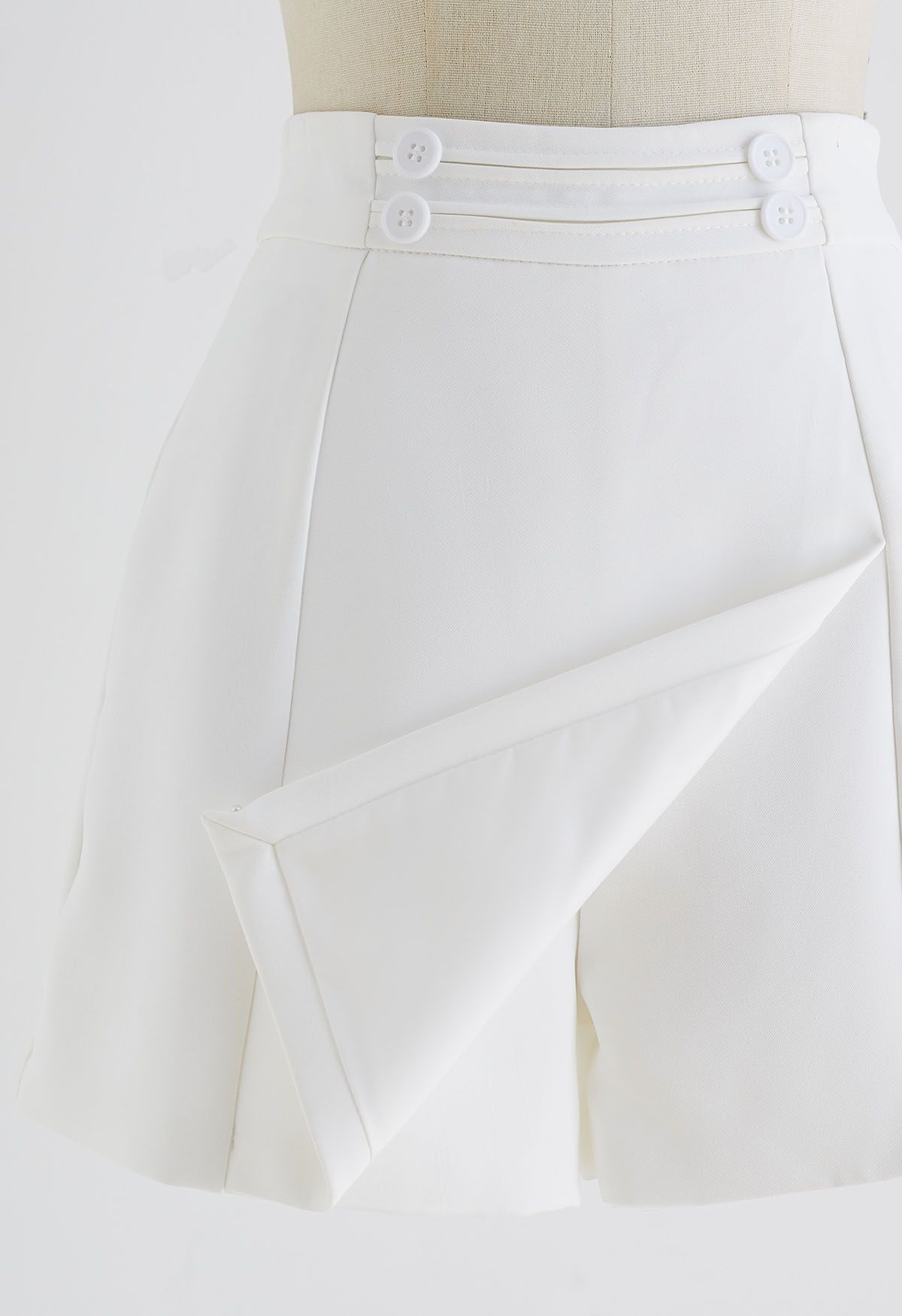 Jupe-short à rabat décoré de boutons en blanc