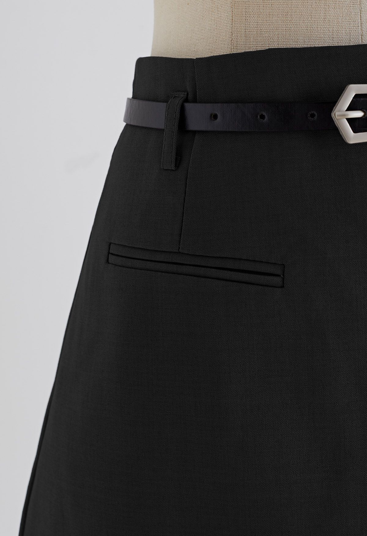 Jupe-short ceinturée à rabat avec ligne de coupe irrégulière en noir