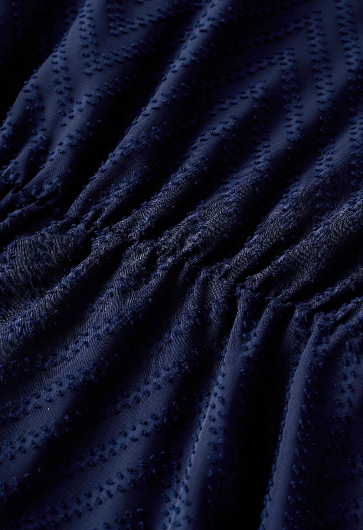 Haut cache-cœur zigzag floqué à pois à la taille en bleu marine
