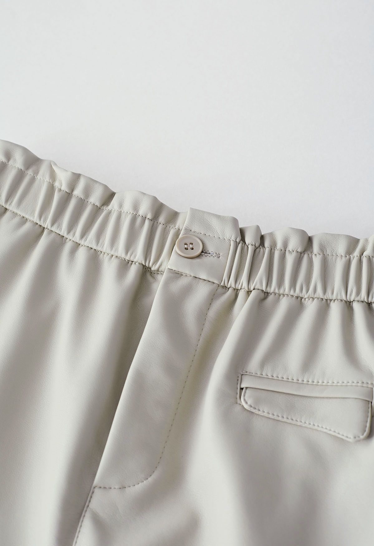Mini-jupe en similicuir à taille élastique en ivoire