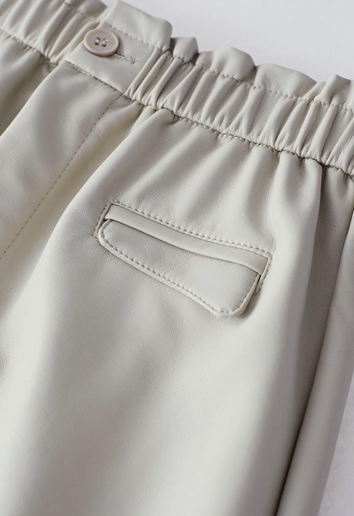 Mini-jupe en similicuir à taille élastique en ivoire