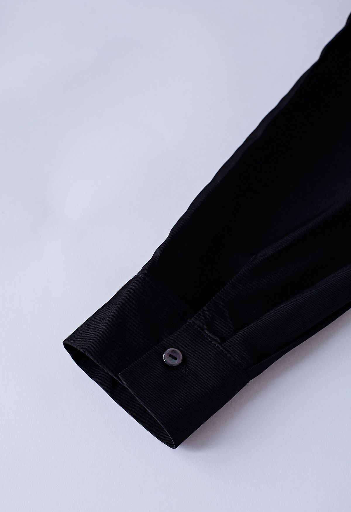 Chemise boutonnée élégante à détails nervurés en noir