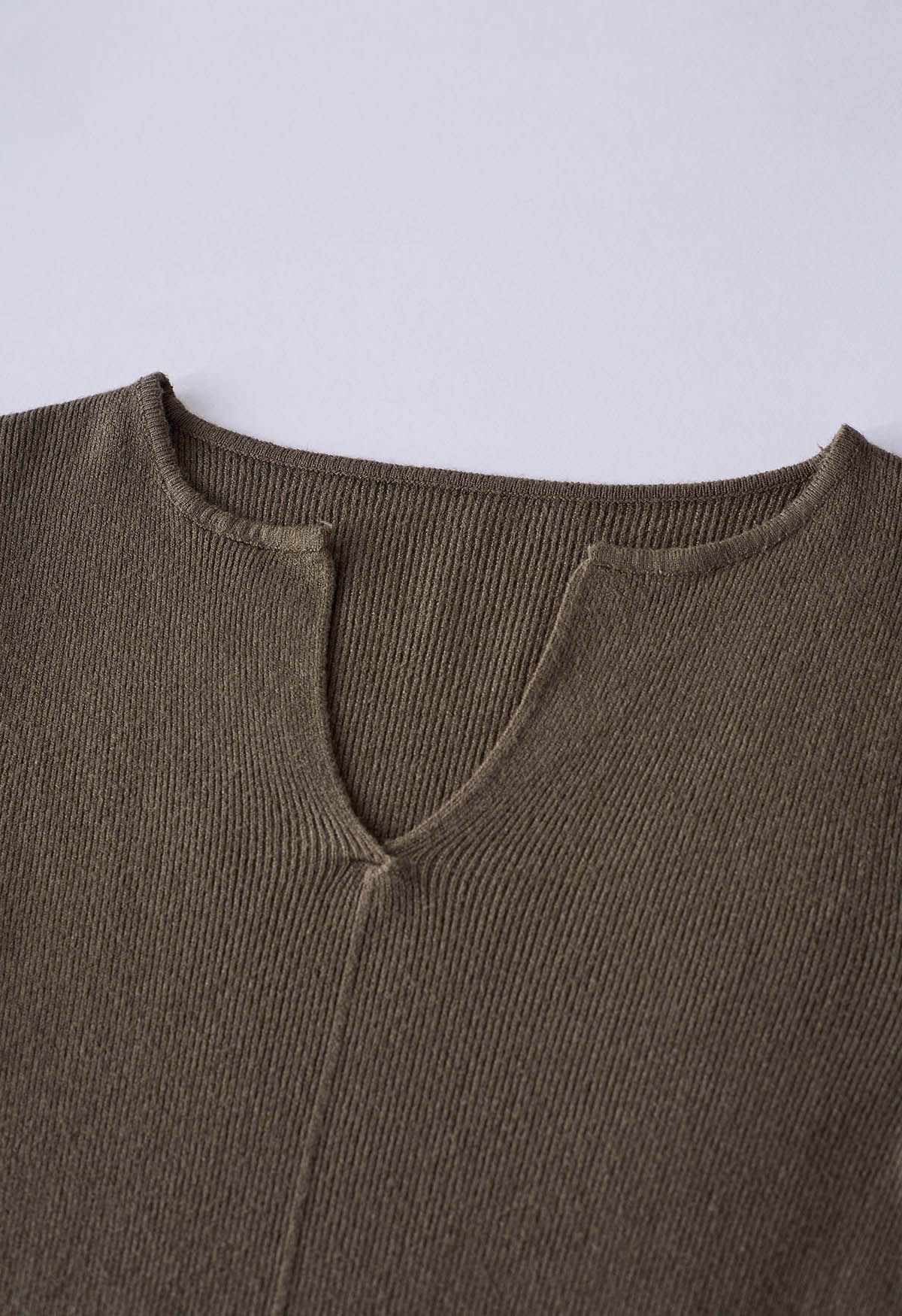 Haut en tricot ajusté à encolure crantée en taupe