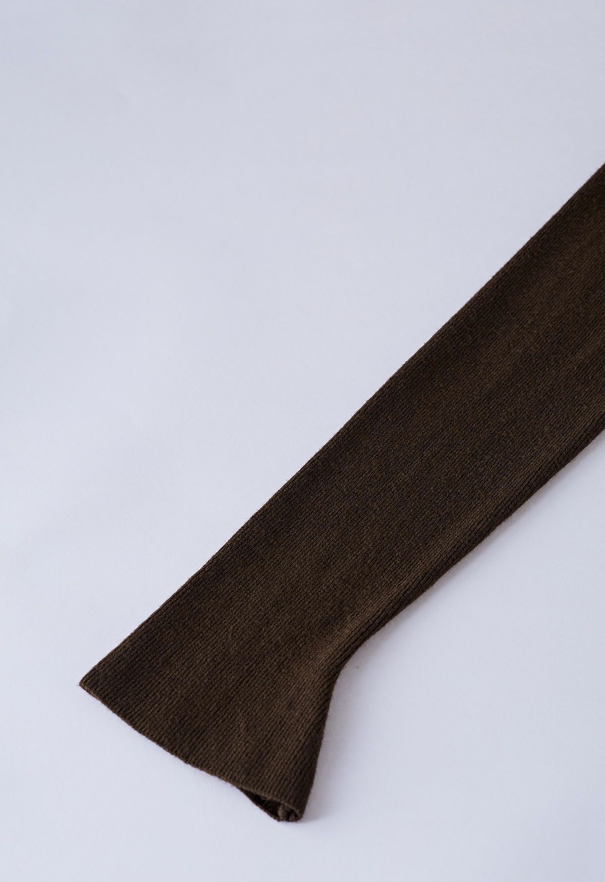Haut en tricot ajusté à encolure crantée en marron