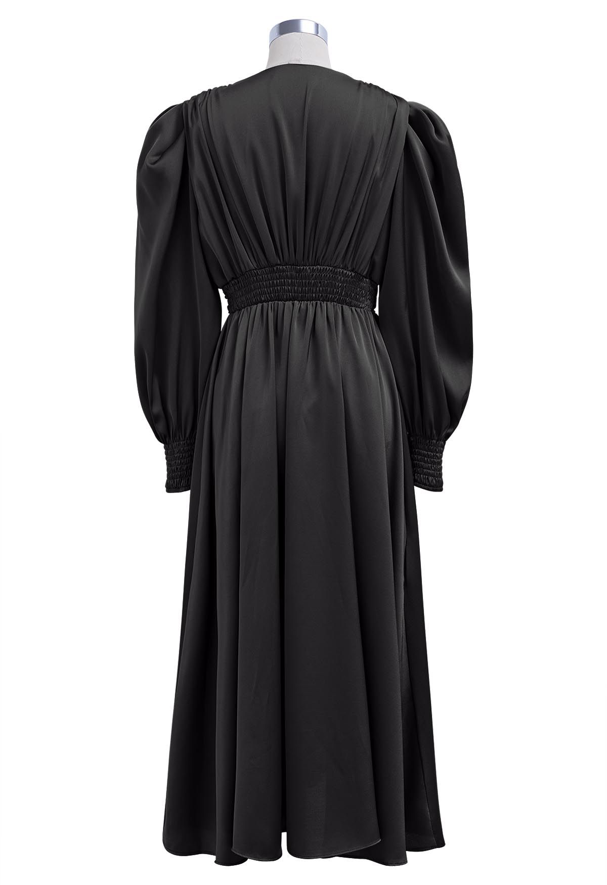 Robe mi-longue froncée à col en V et manches bouffantes en noir