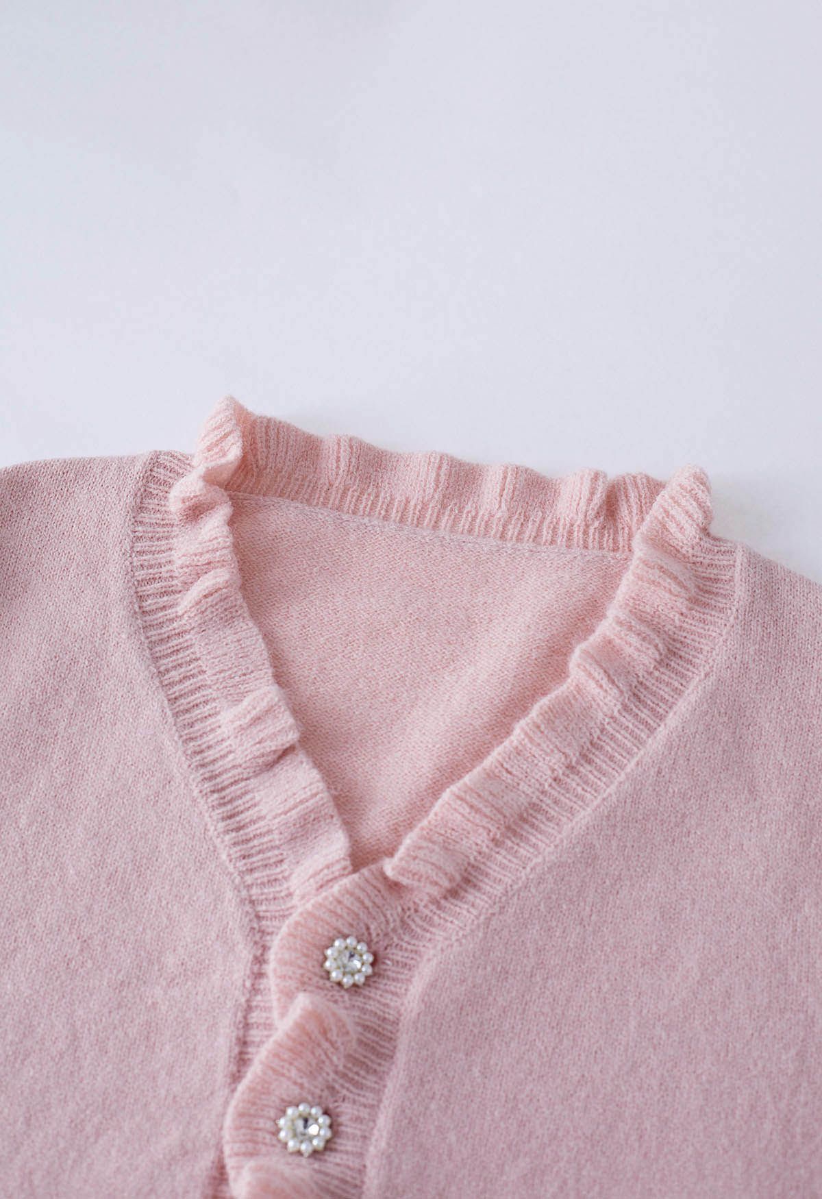 Pull en tricot boutonné sur le devant à volants en rose