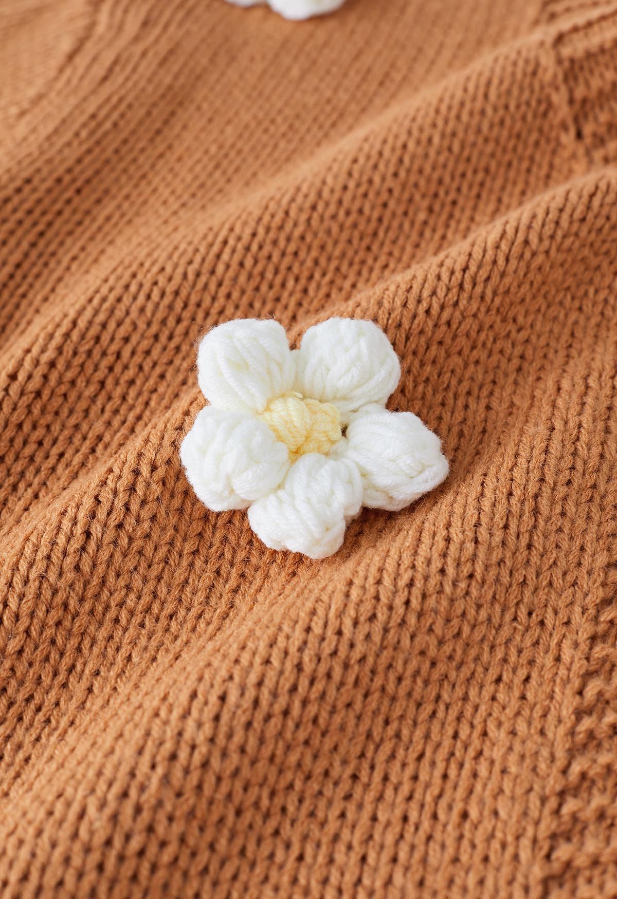 Cardigan en tricot ouvert sur le devant à fleurs en point 3D en beige