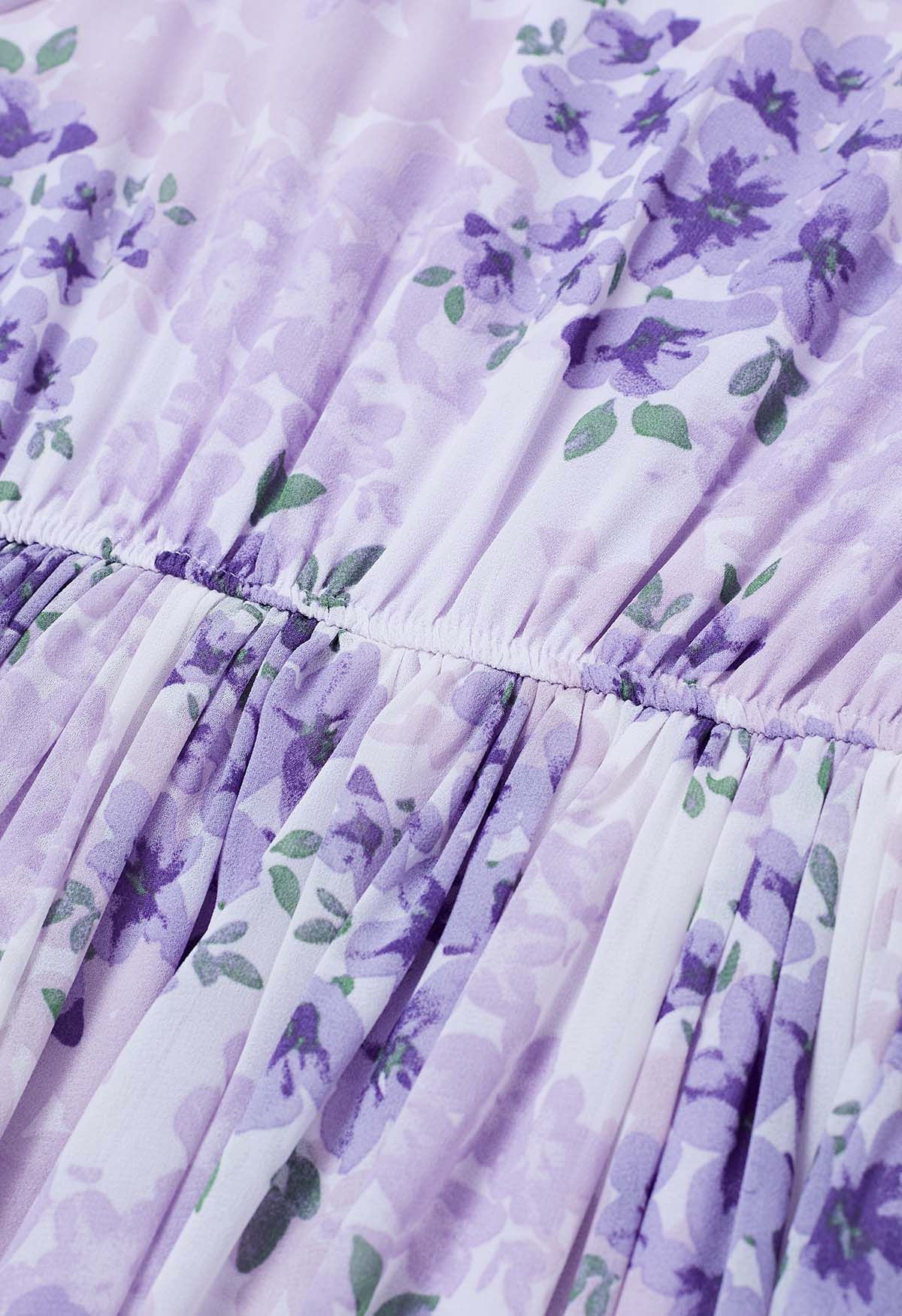 Robe longue froncée florale délicate en lilas