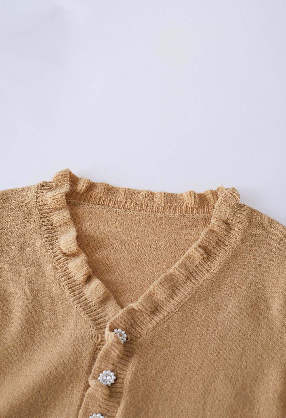 Pull en tricot boutonné sur le devant à volants, beige