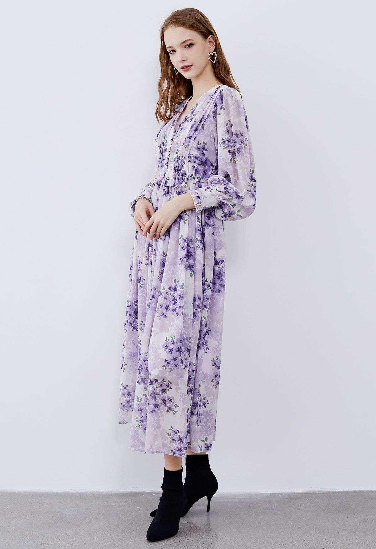 Robe longue froncée florale délicate en lilas