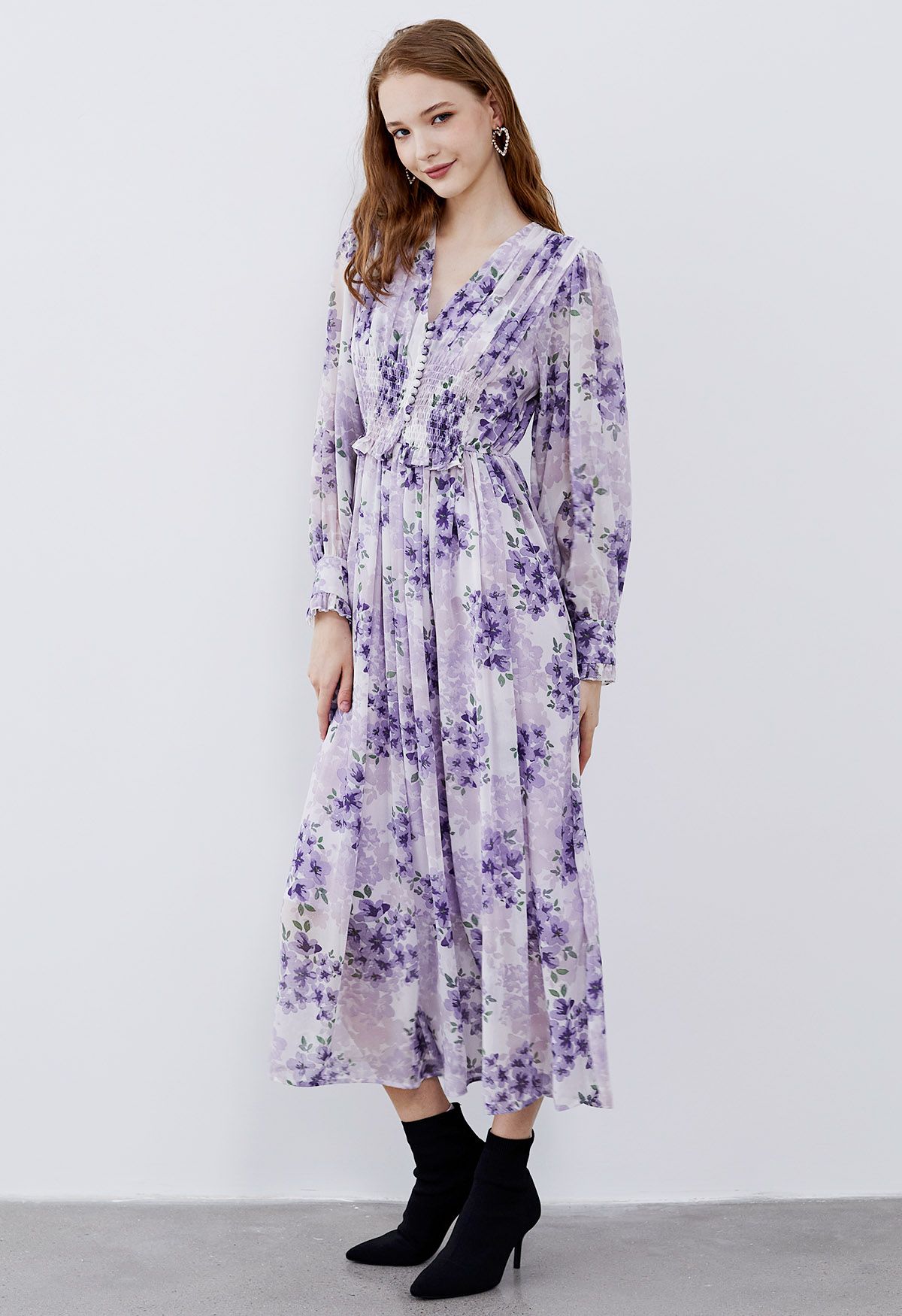 Robe longue froncée florale délicate en lilas