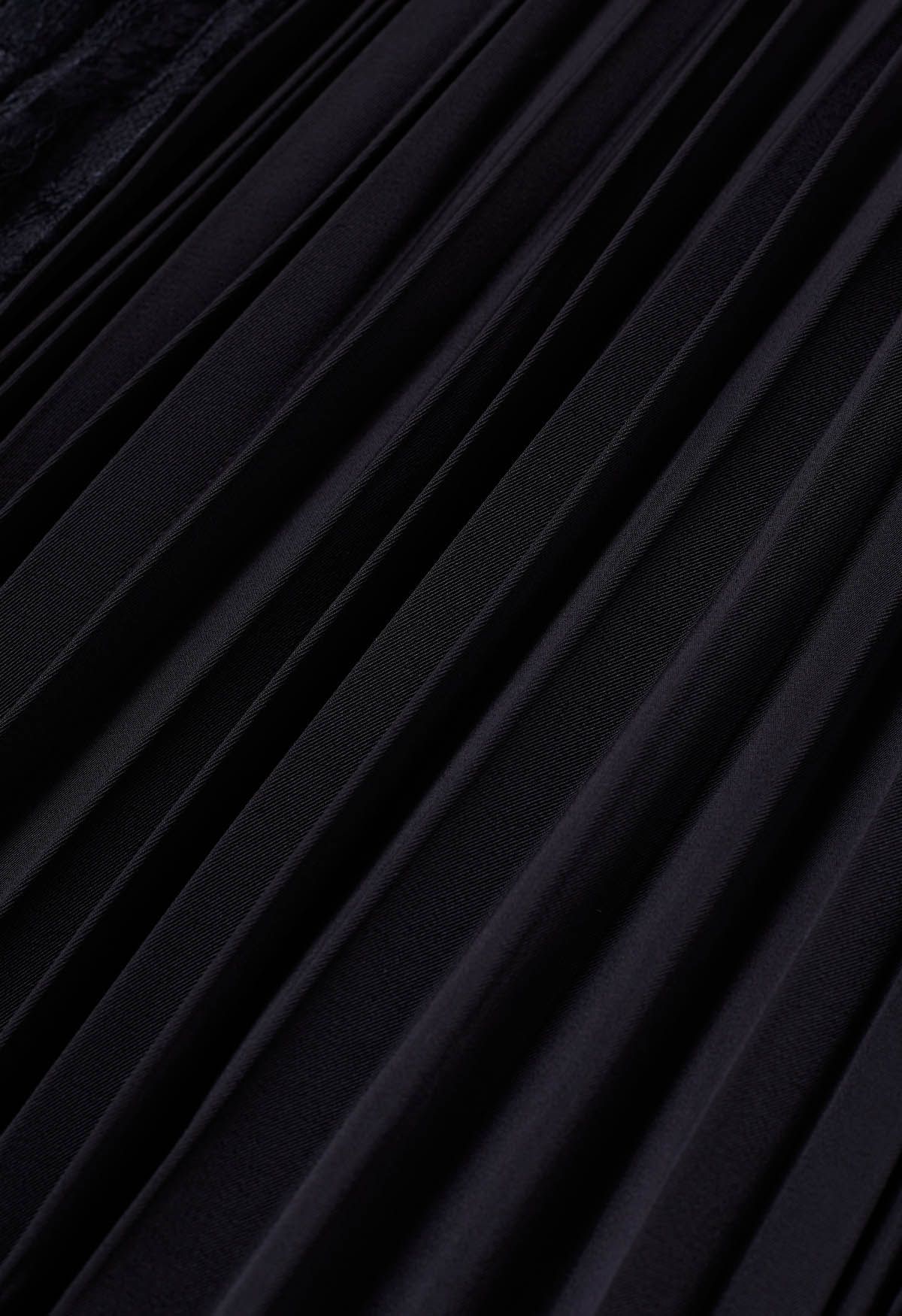 Jupe mi-longue plissée à empiècements en dentelle, noire