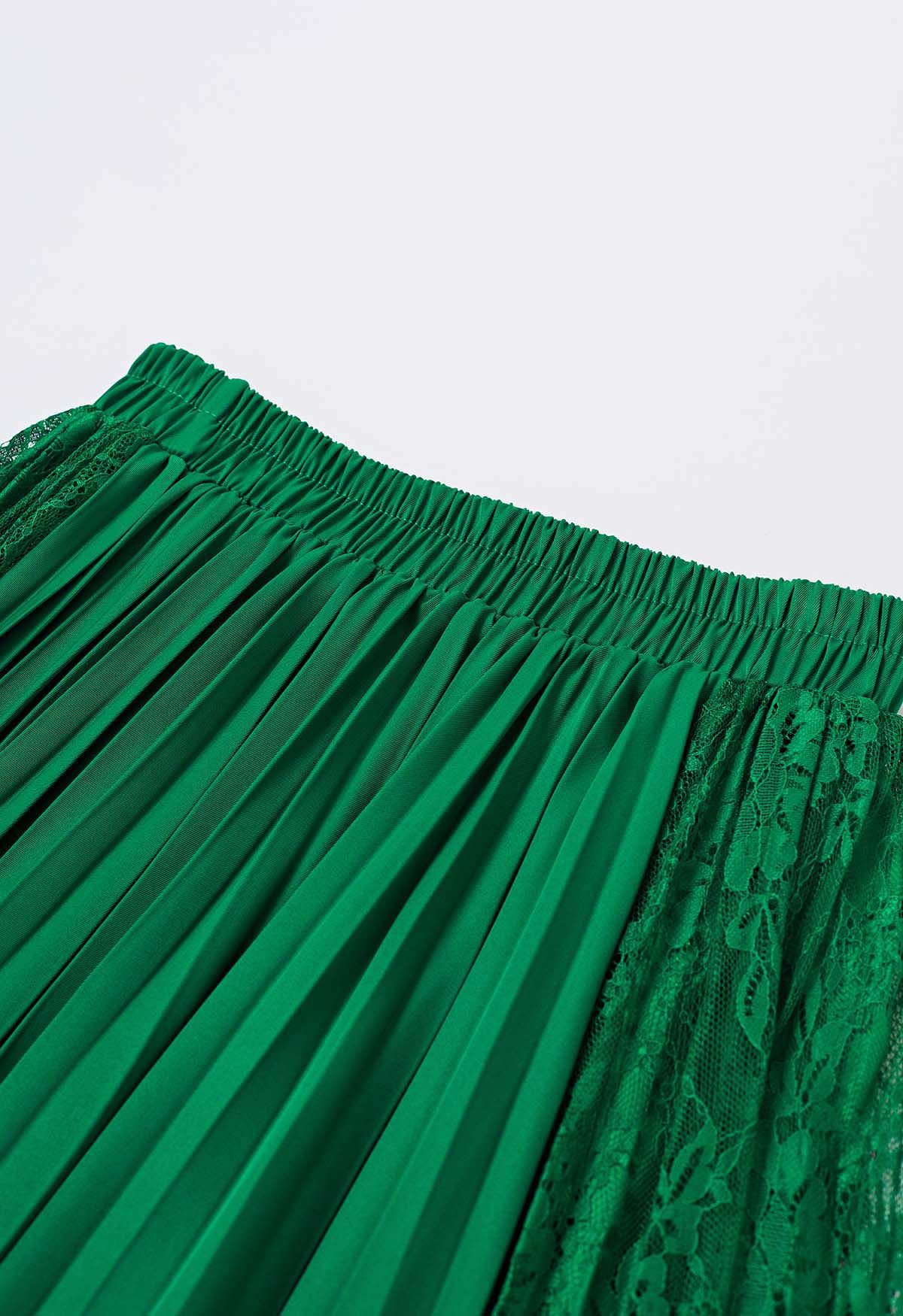 Jupe mi-longue plissée à empiècements en dentelle en vert