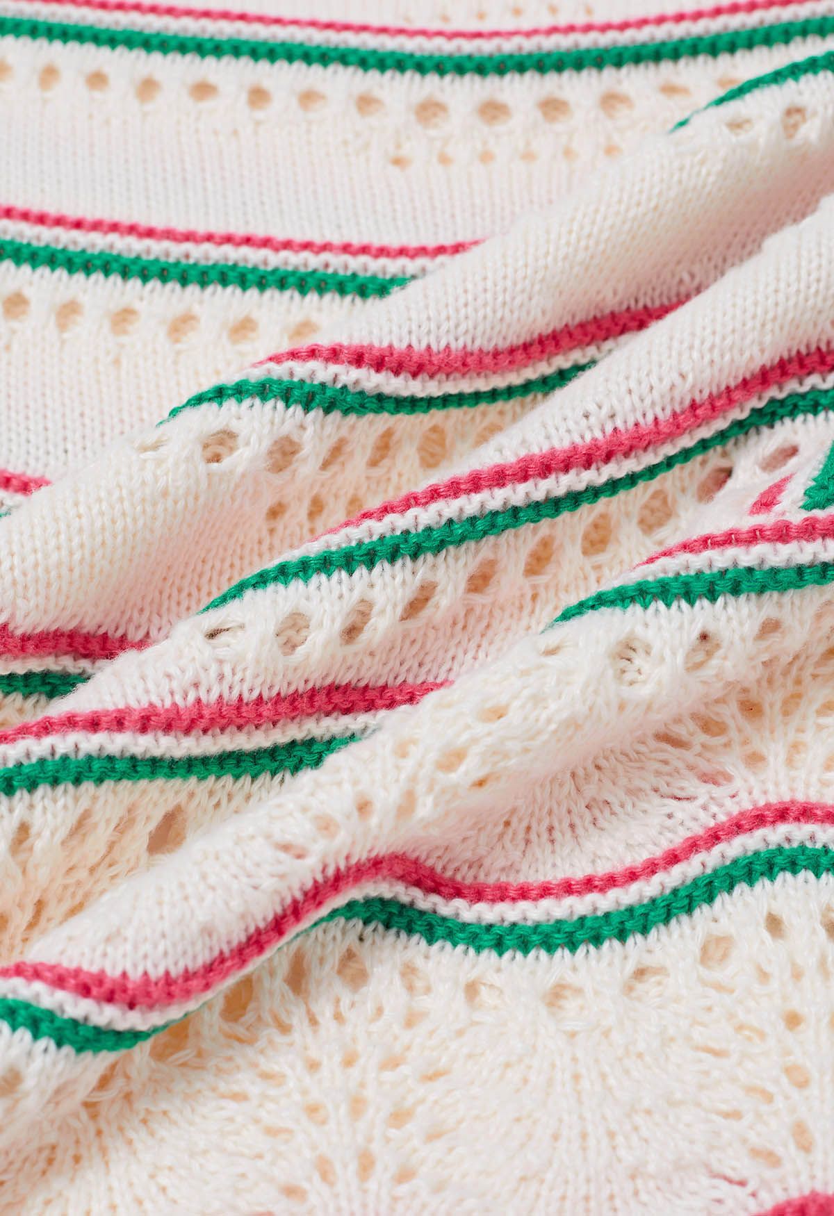Pull en tricot ajouré à lignes ondulées contrastées