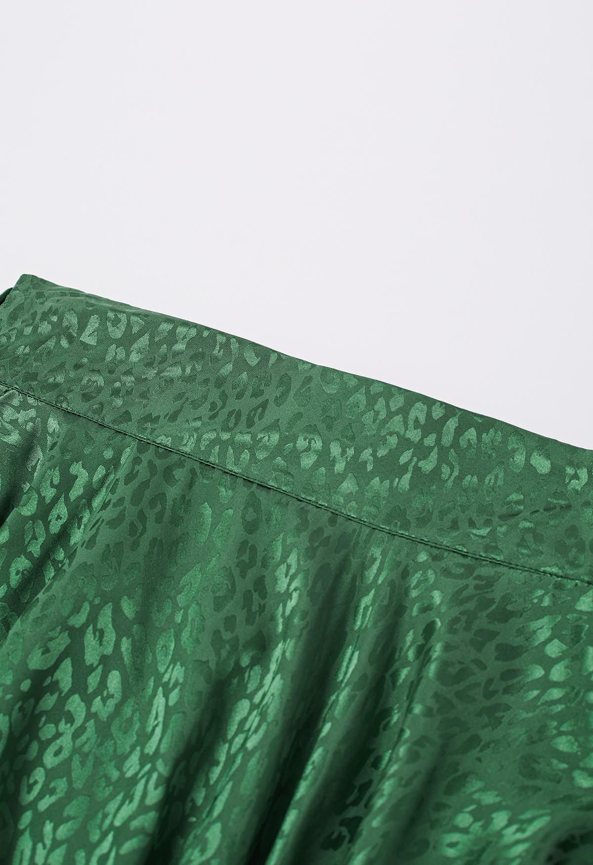 Jupe midi évasée évasée à la taille en jacquard léopard brillant en vert