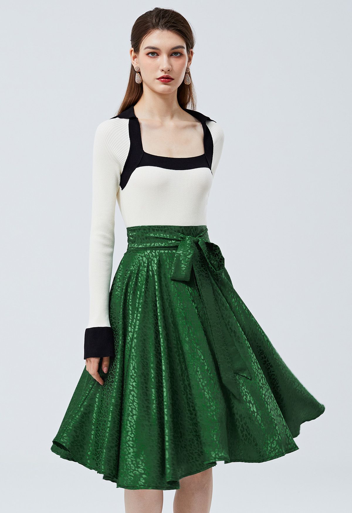 Jupe midi évasée évasée à la taille en jacquard léopard brillant en vert