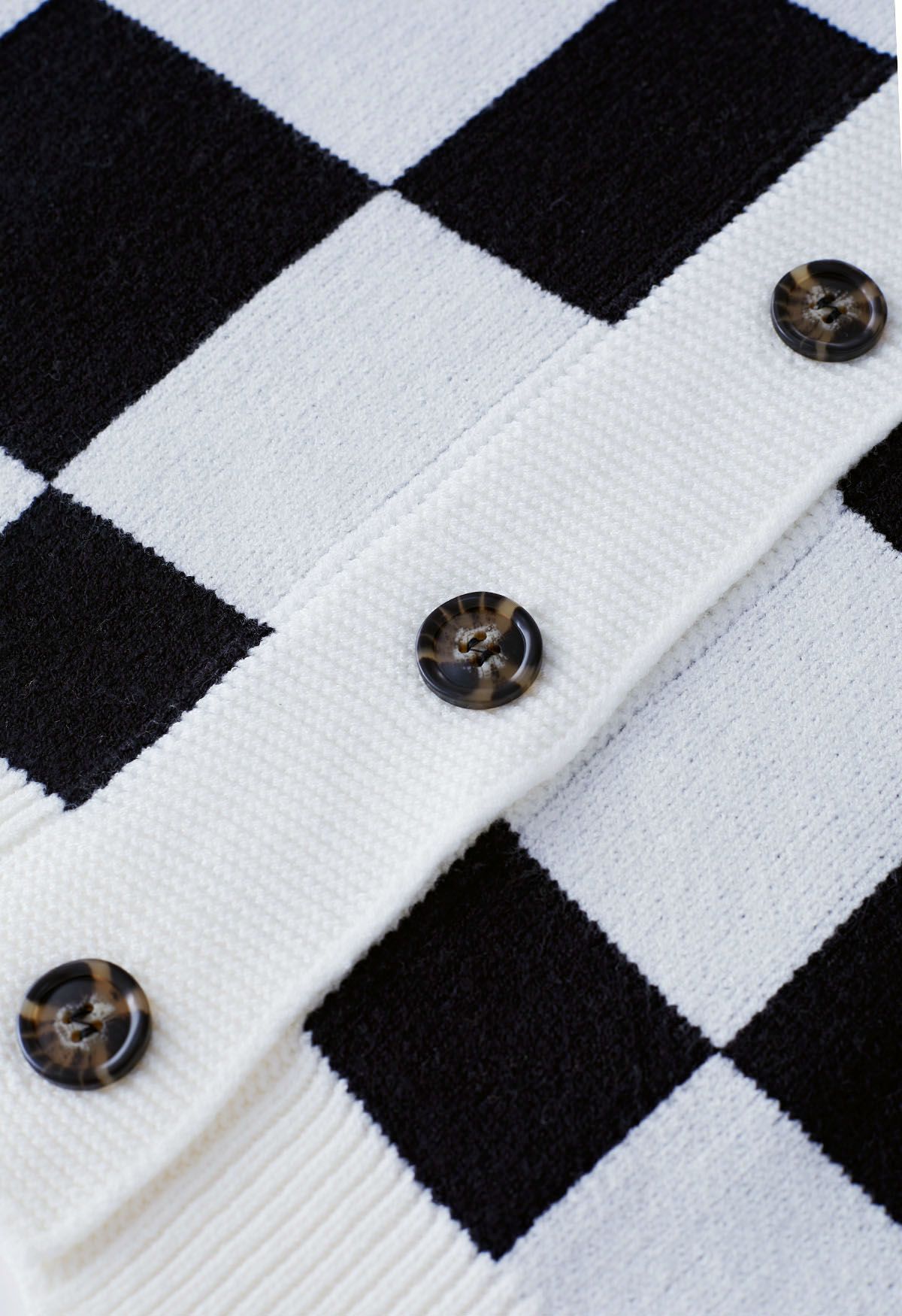 Cardigan boutonné à col en V et motif à carreaux en noir