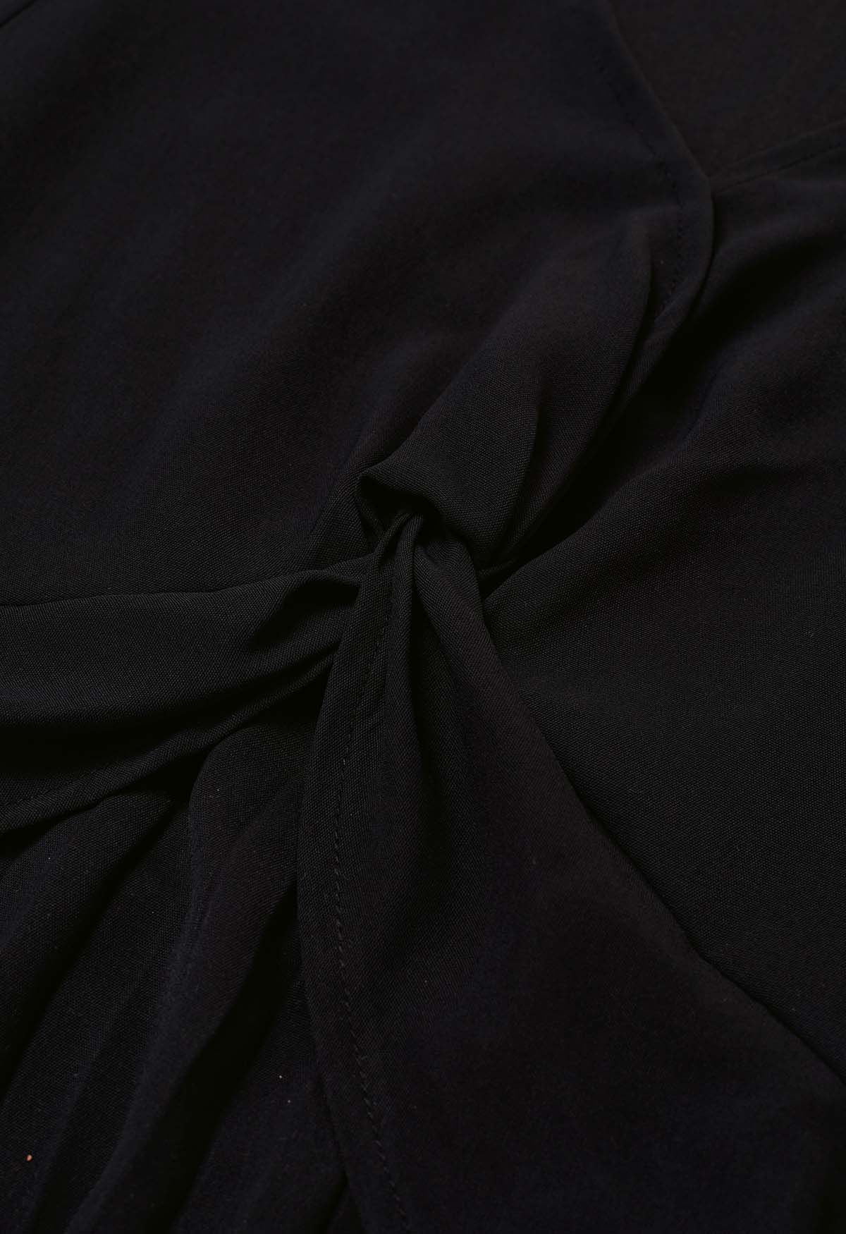 Robe plissée torsadée à col en V sur le devant en noir
