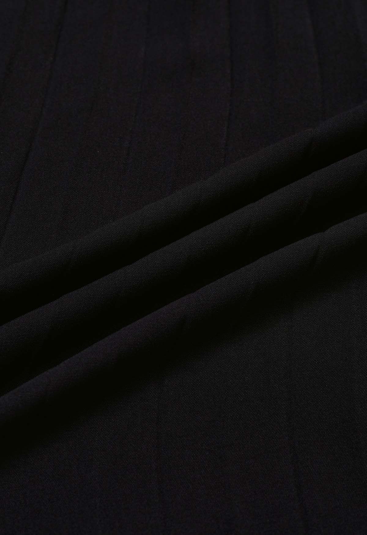 Robe plissée torsadée à col en V sur le devant en noir