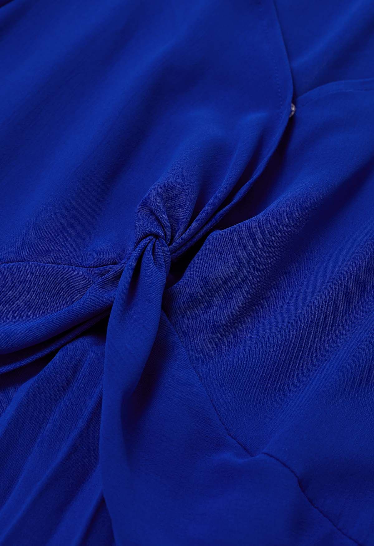 Robe plissée torsadée à col en V sur le devant, indigo