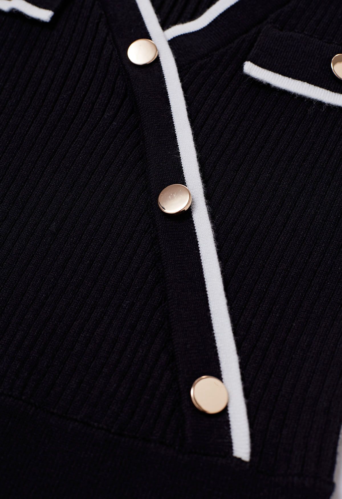 Robe en tricot côtelé décorée de boutons dorés à col en noir