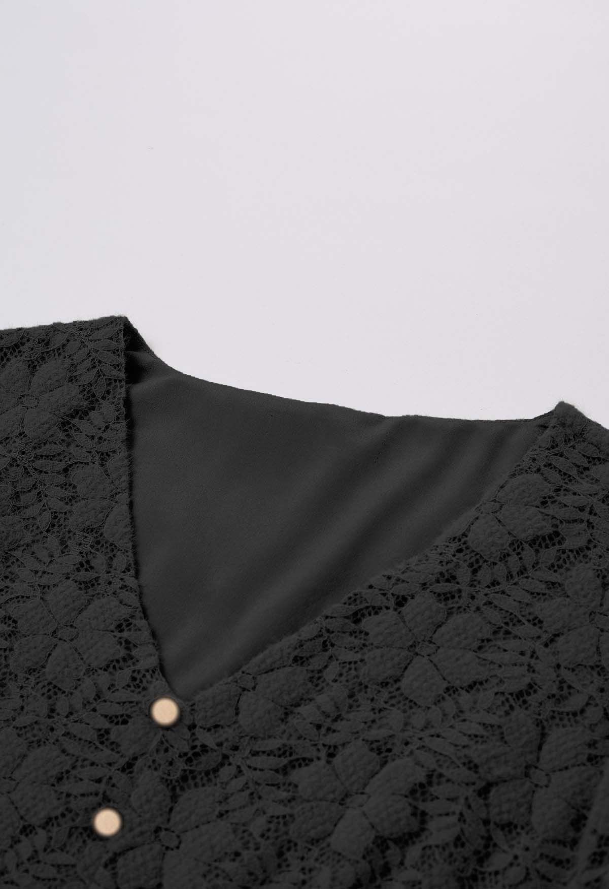 Robe boutonnée à volants en dentelle florale en noir